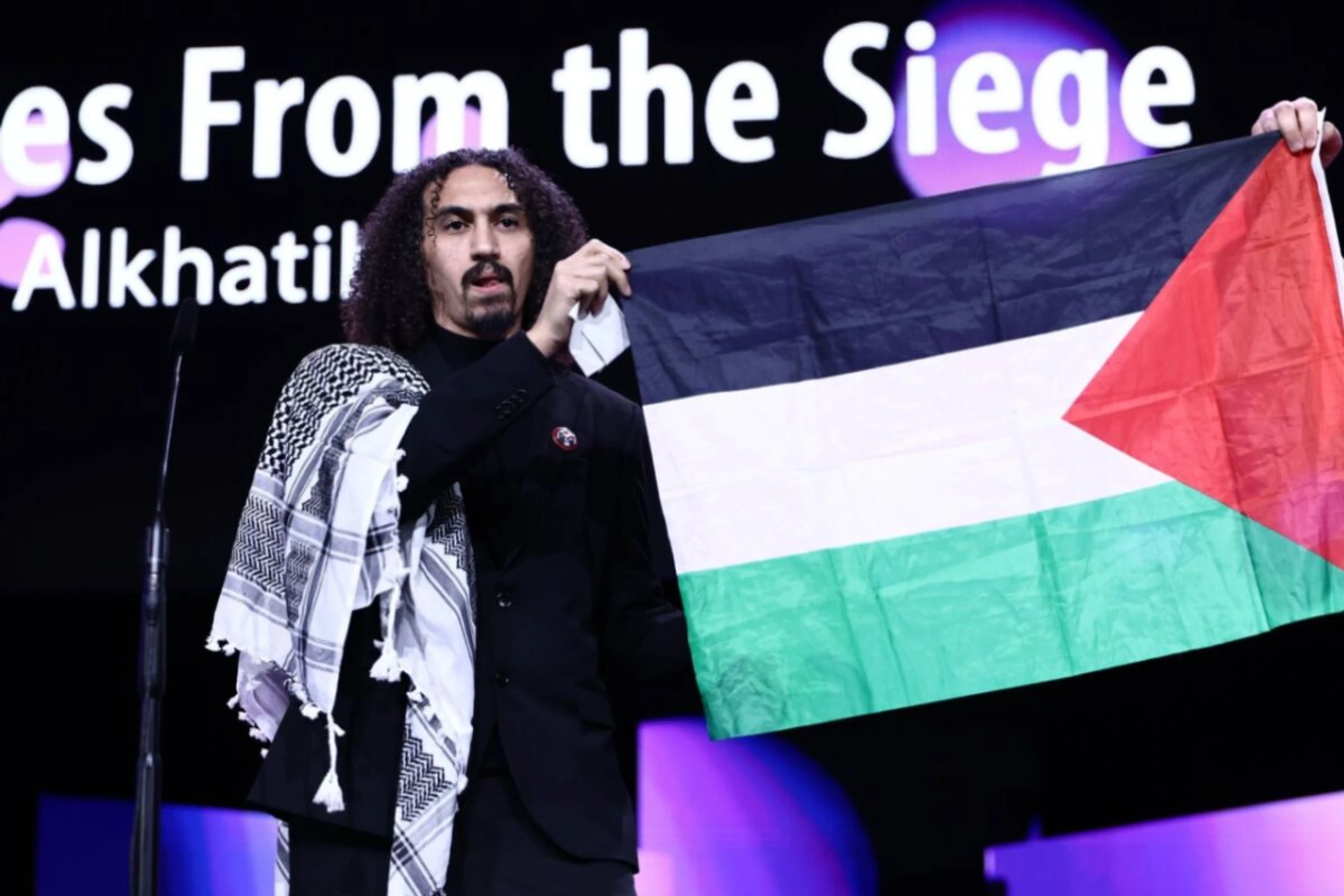 Abdallah Alkhatib entrollte die Palästina-Flagge