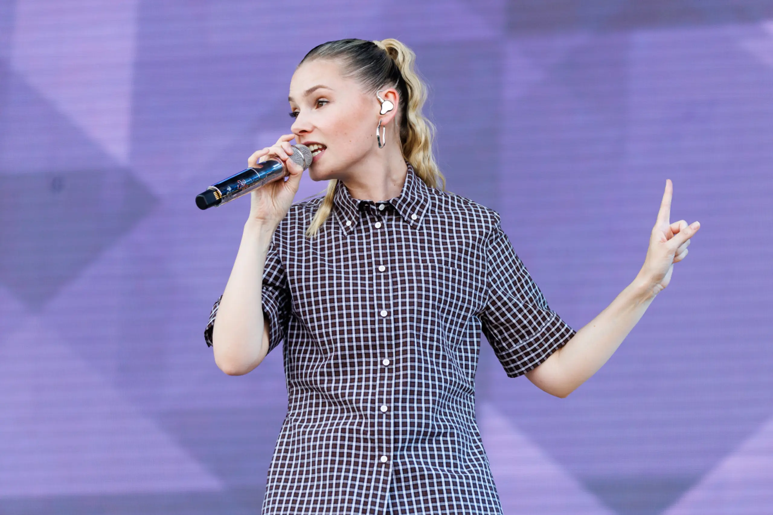 Esther Graf bei ihrem Auftritt 2025 am Wiener Donauinselfest