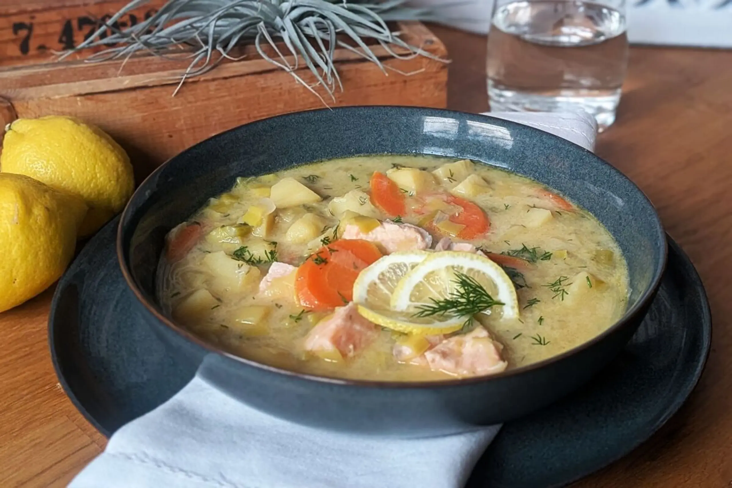 Der Clou in diesem Eintopf sind die mundgerechten Lachsstückchen