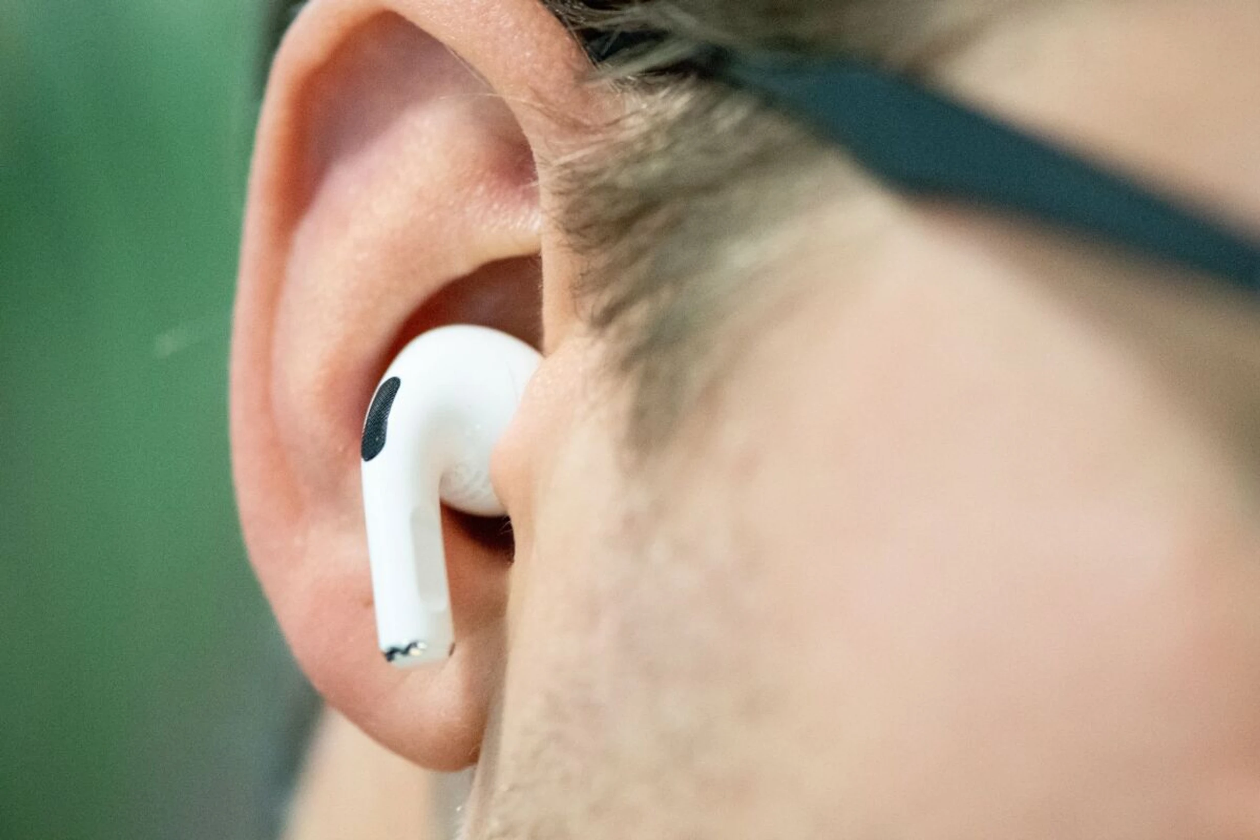 Die automatische Ohrerkennung schaltet Airpods jeweils ein oder aus