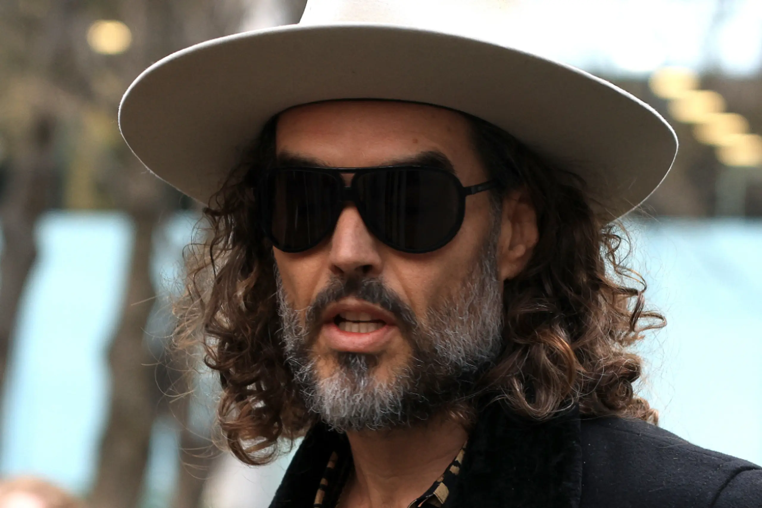 Russell Brand erscheint zu Gerichtstermin in Südlondon