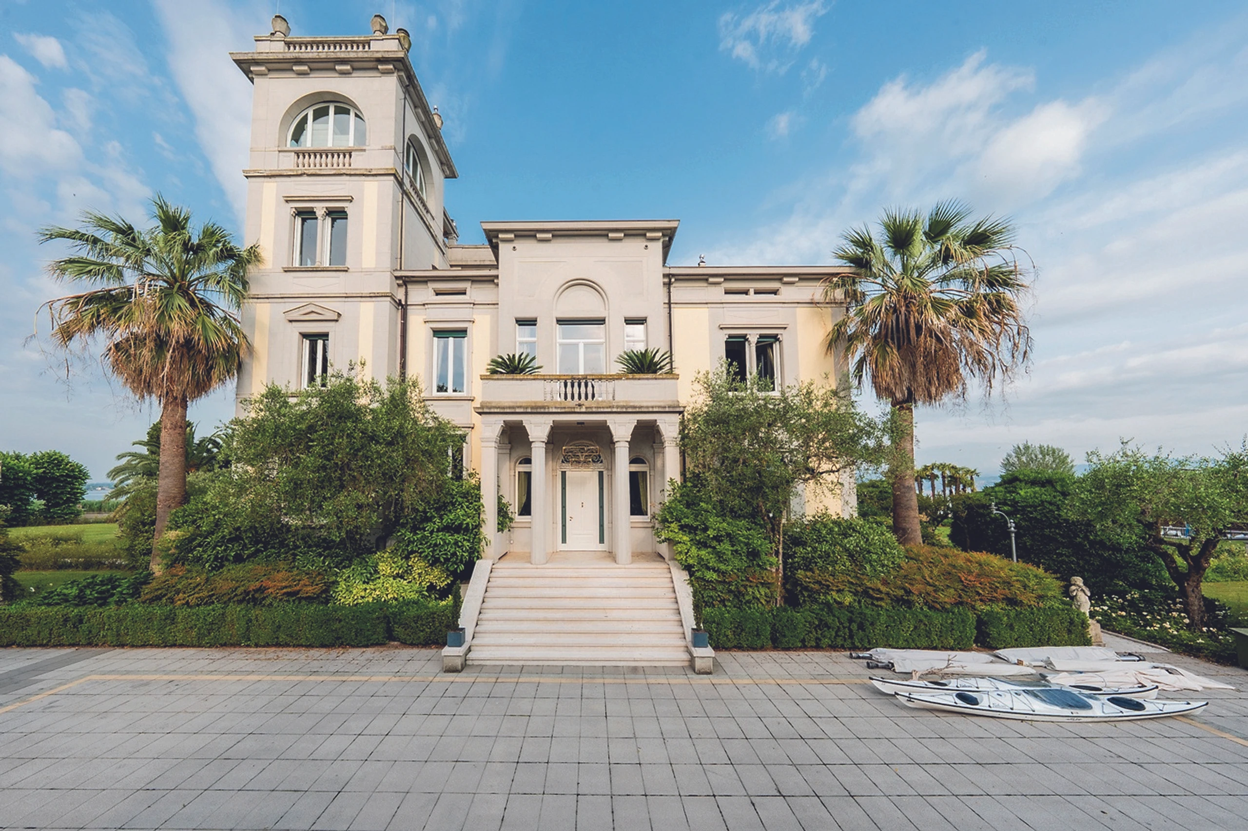 © APA-Images / OTS / aurena.at Blurred image background