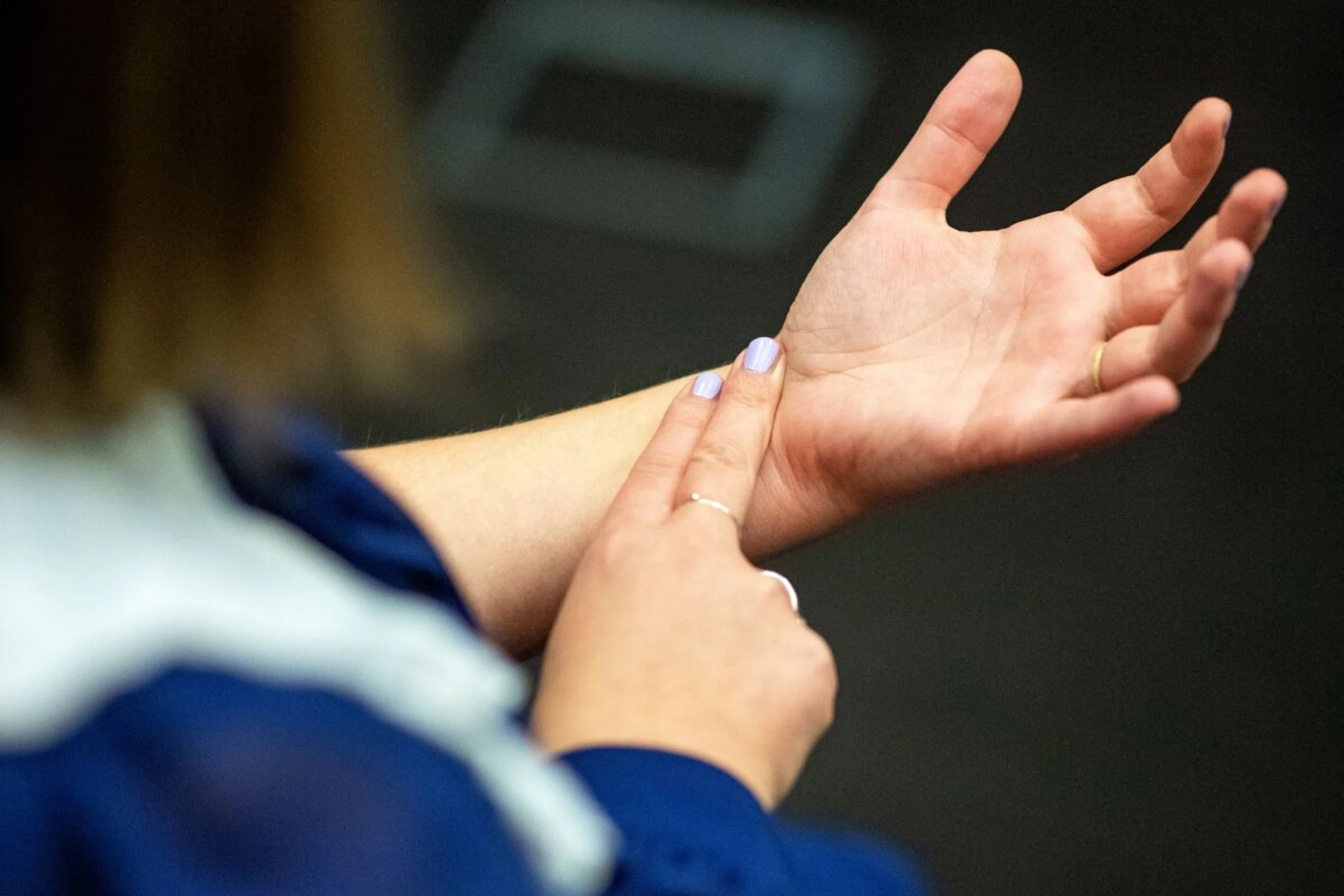 Zwei Finger, 30 Sekunden zählen, mal zwei - fertig ist der Minutenpuls