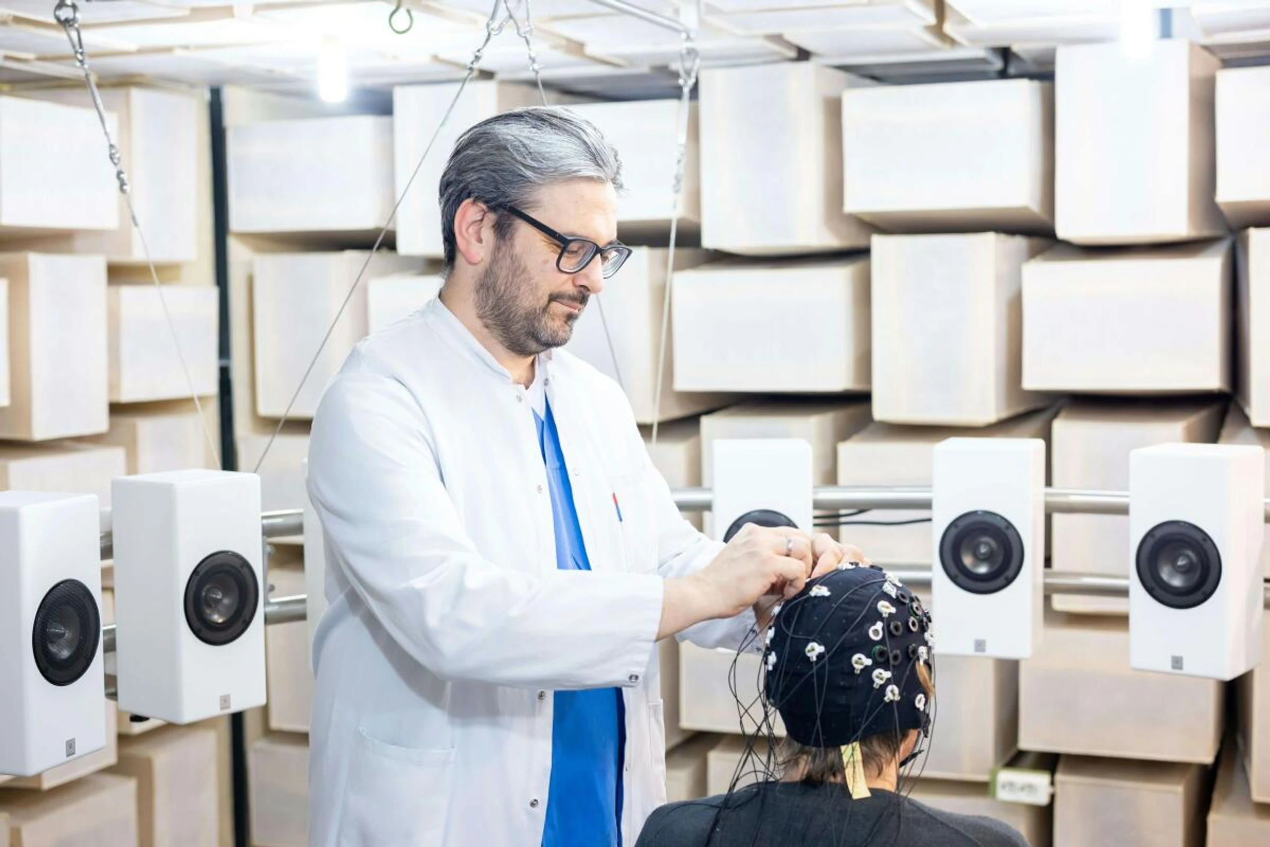 Philipp Zelger ist Professor für Experimentelle Audiologie