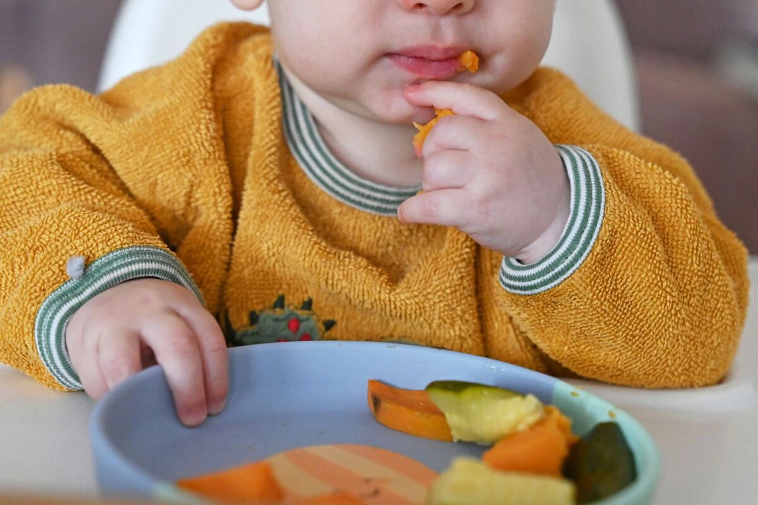 ++ ARCHIVBILD ++ Am Tisch schauen sich Kleinkinder auch ab, wie es die Großen machen
