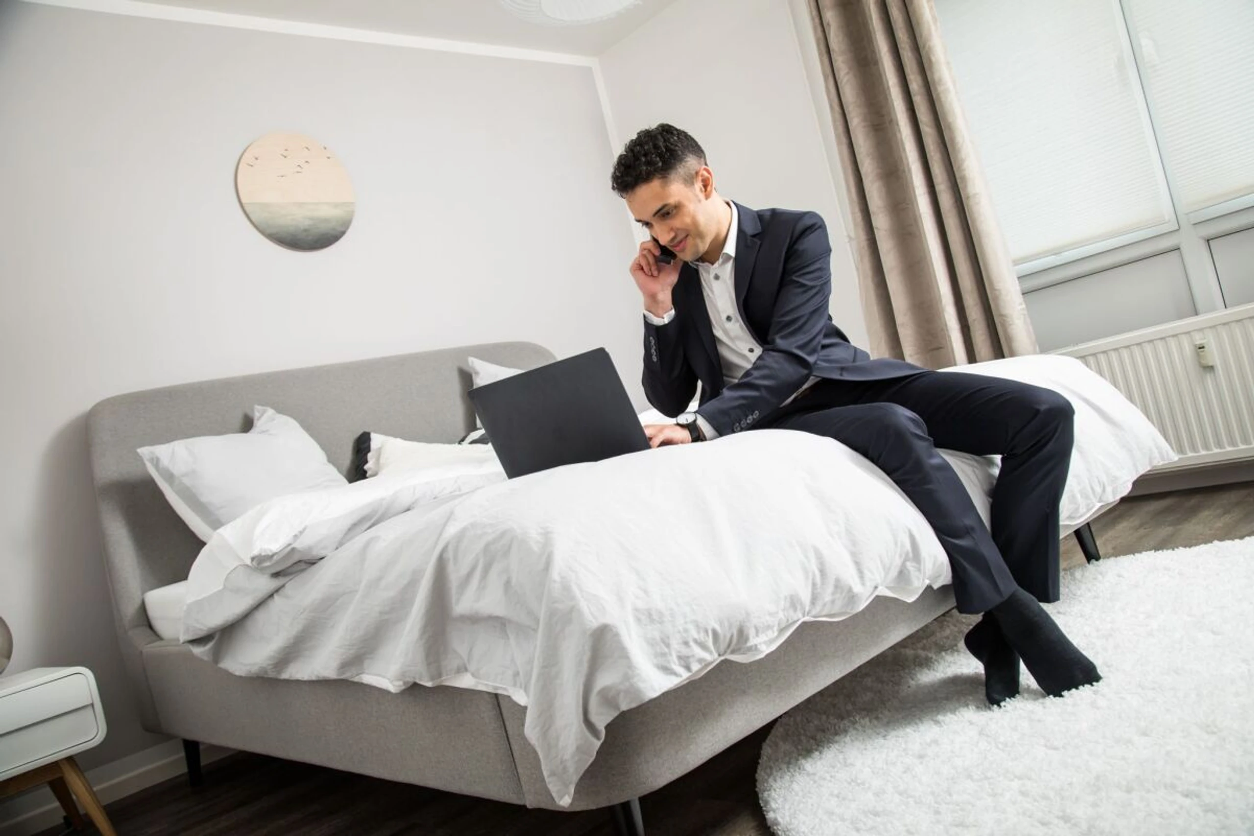 Karriere-Boost oder Beziehungskrise? Paare sollten Treue offen klären