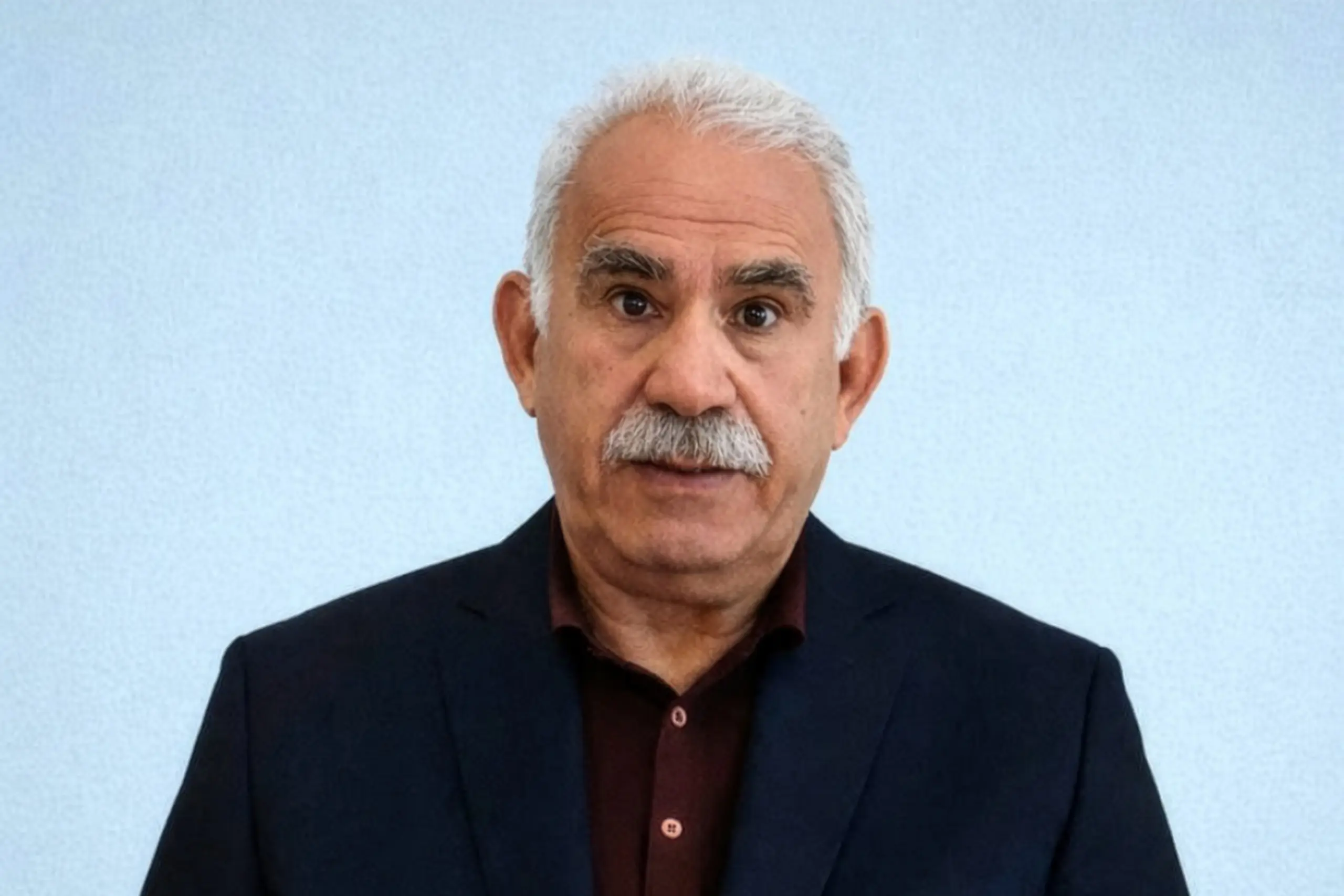 Mit der Erklärung wurde auch ein neues Bild Öcalans veröffentlicht