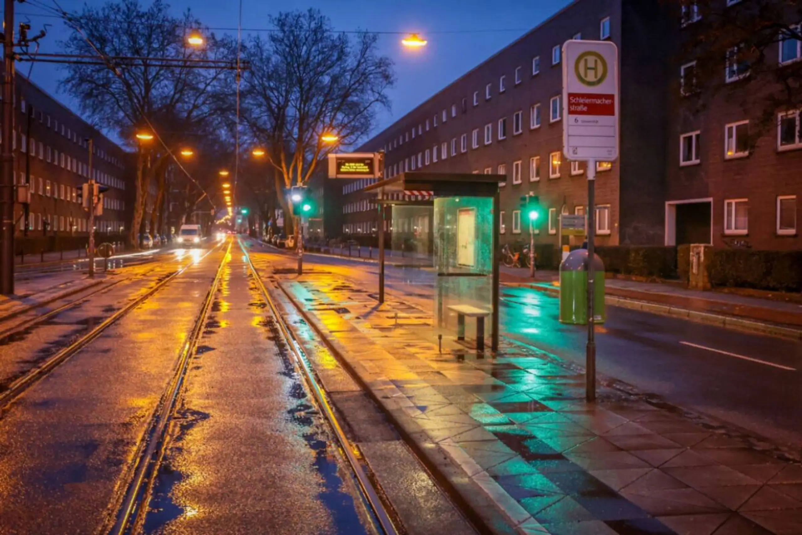 Menschenleere Haltestelle in Bremen am Samstagmorgen