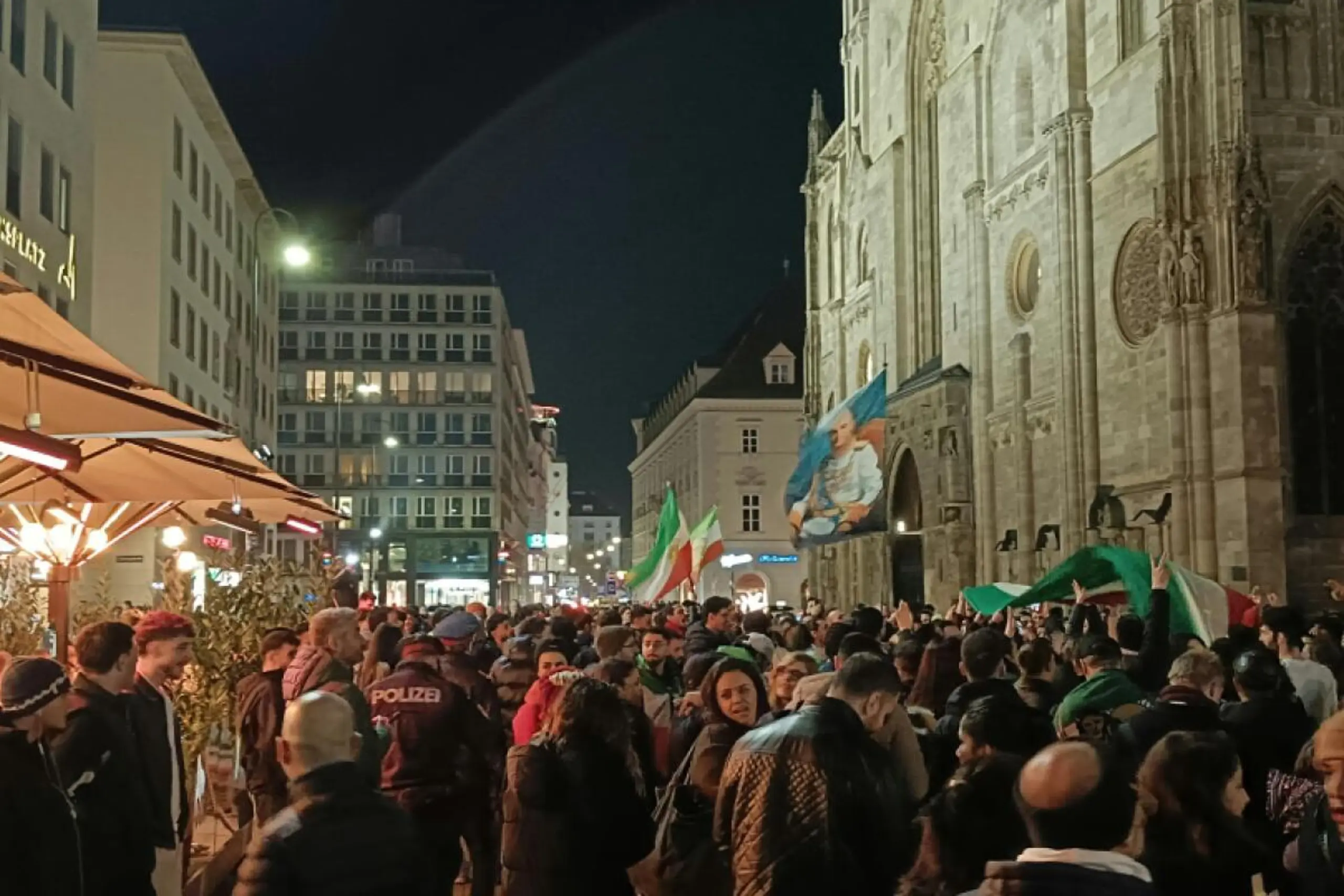 Iranische Demonstranten am Stephansplatz in Wien