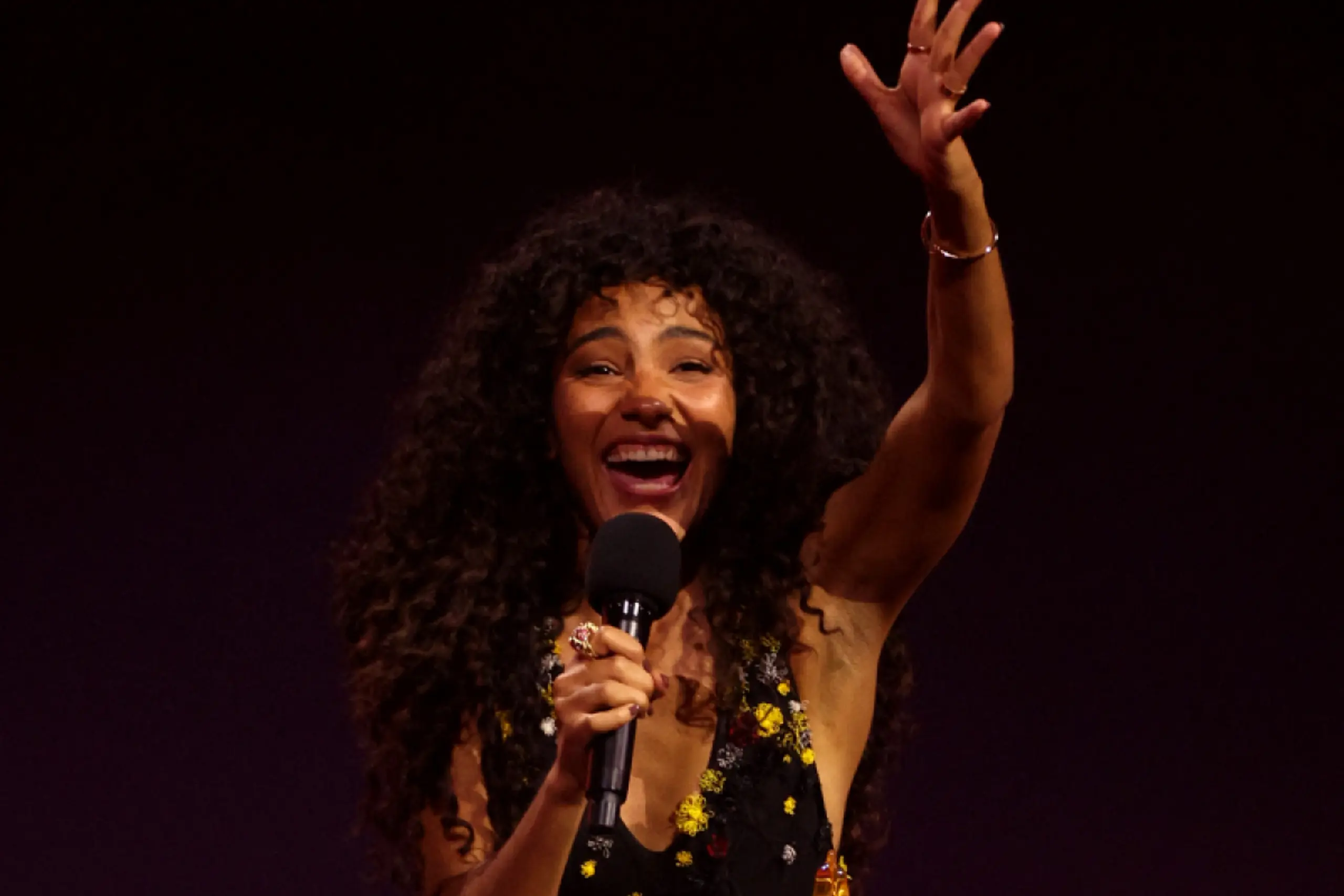 Olivia Dean in Siegerinnenpose