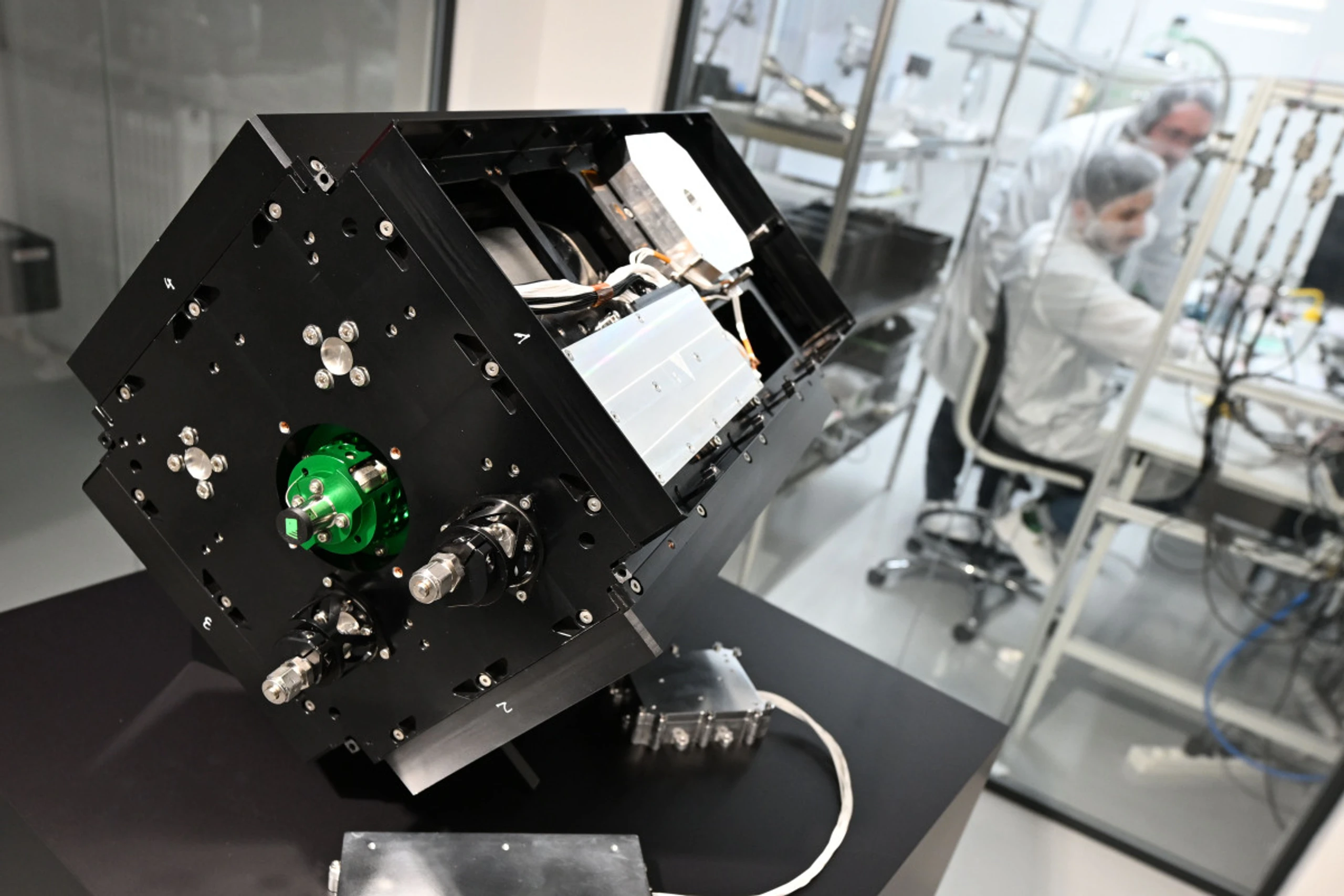 Der Satellit aus österreichischer Produktion startet Anfang 2027 ins All