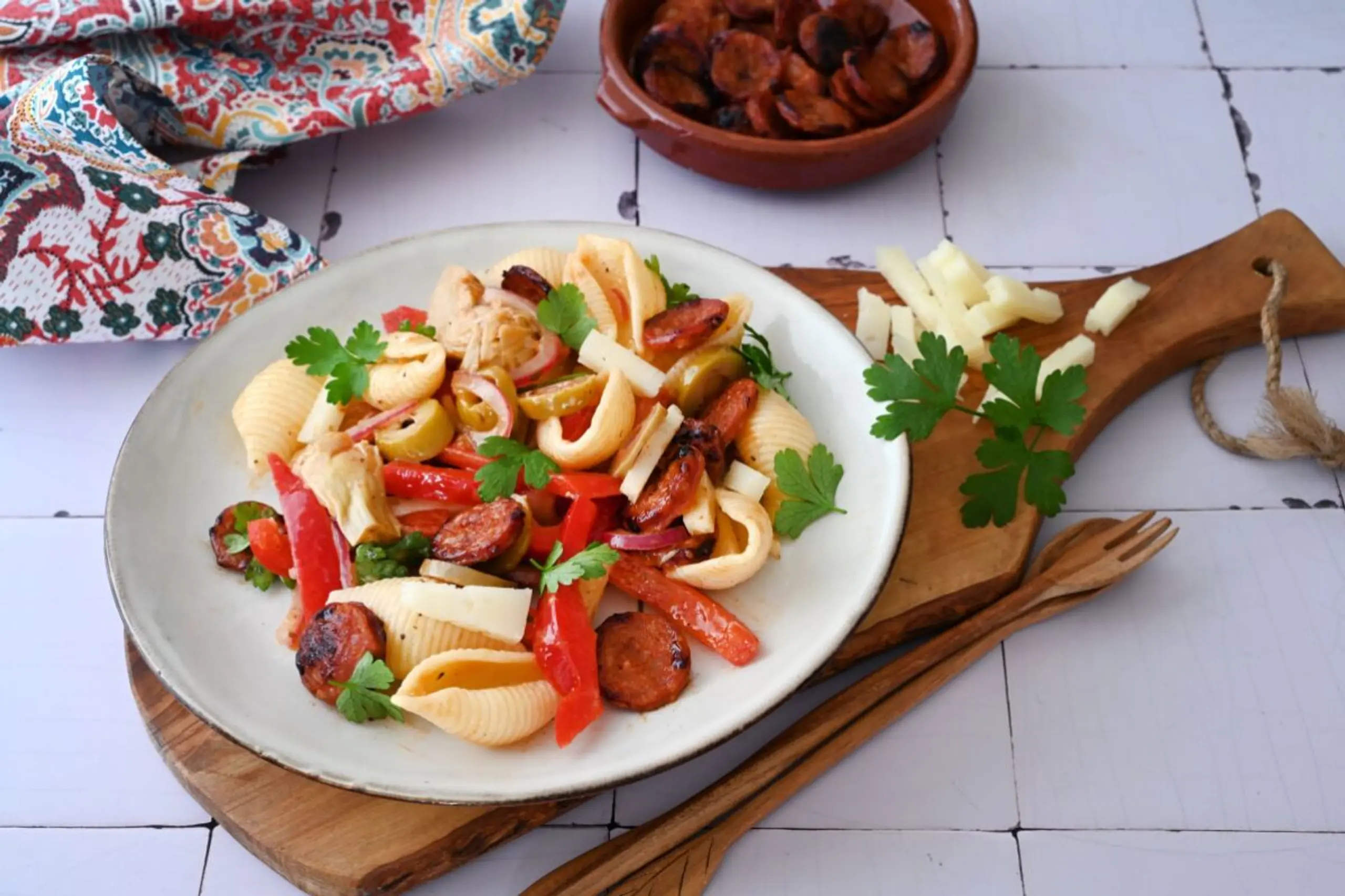 Chorizo, Manchego und Artischocken zaubern einen spanischen Nudelsalat