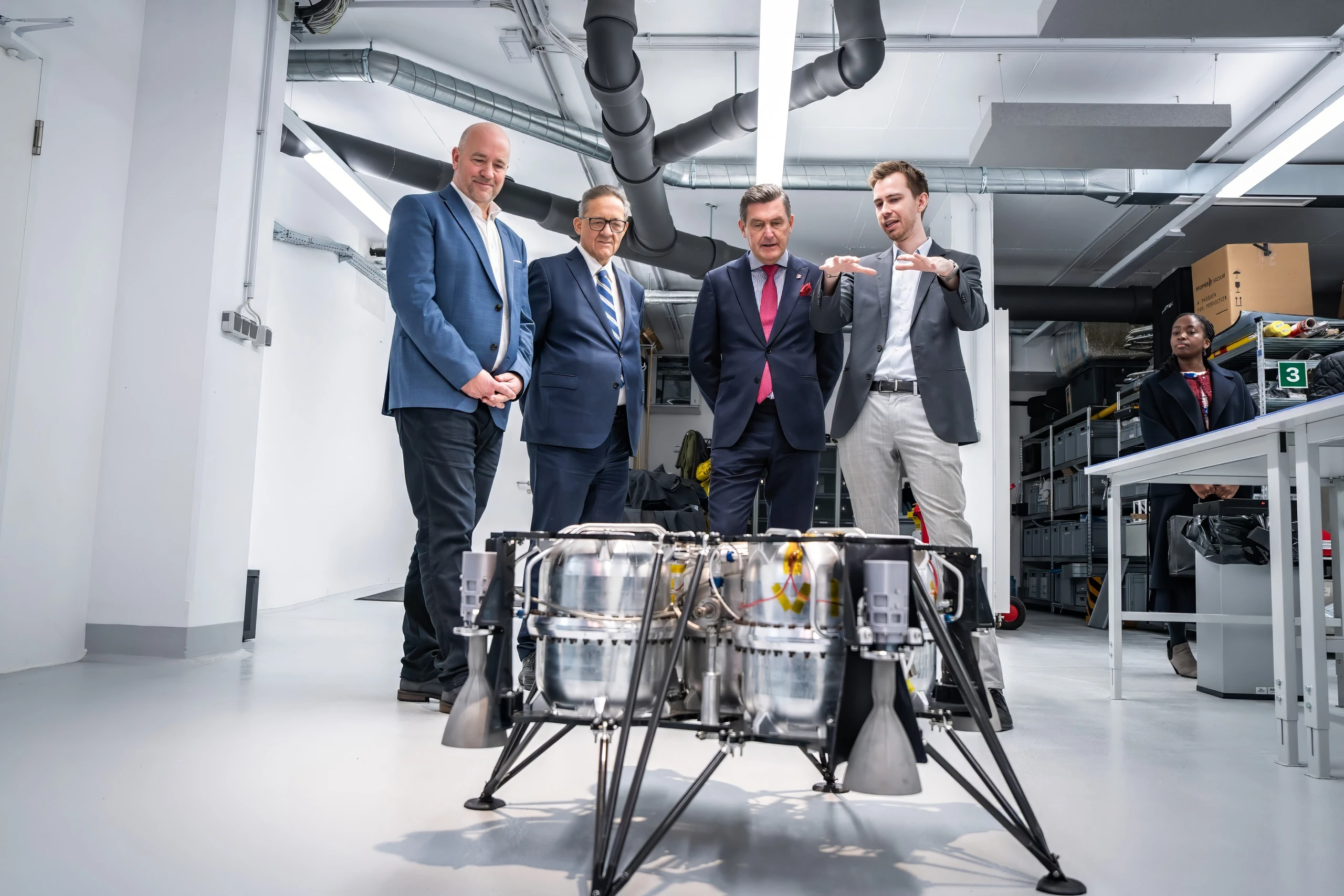 Minister Hanke besucht GATE Space: Satellit aus Schwechat soll GPS-Störungen für die Luftfahrt sichtbar machen