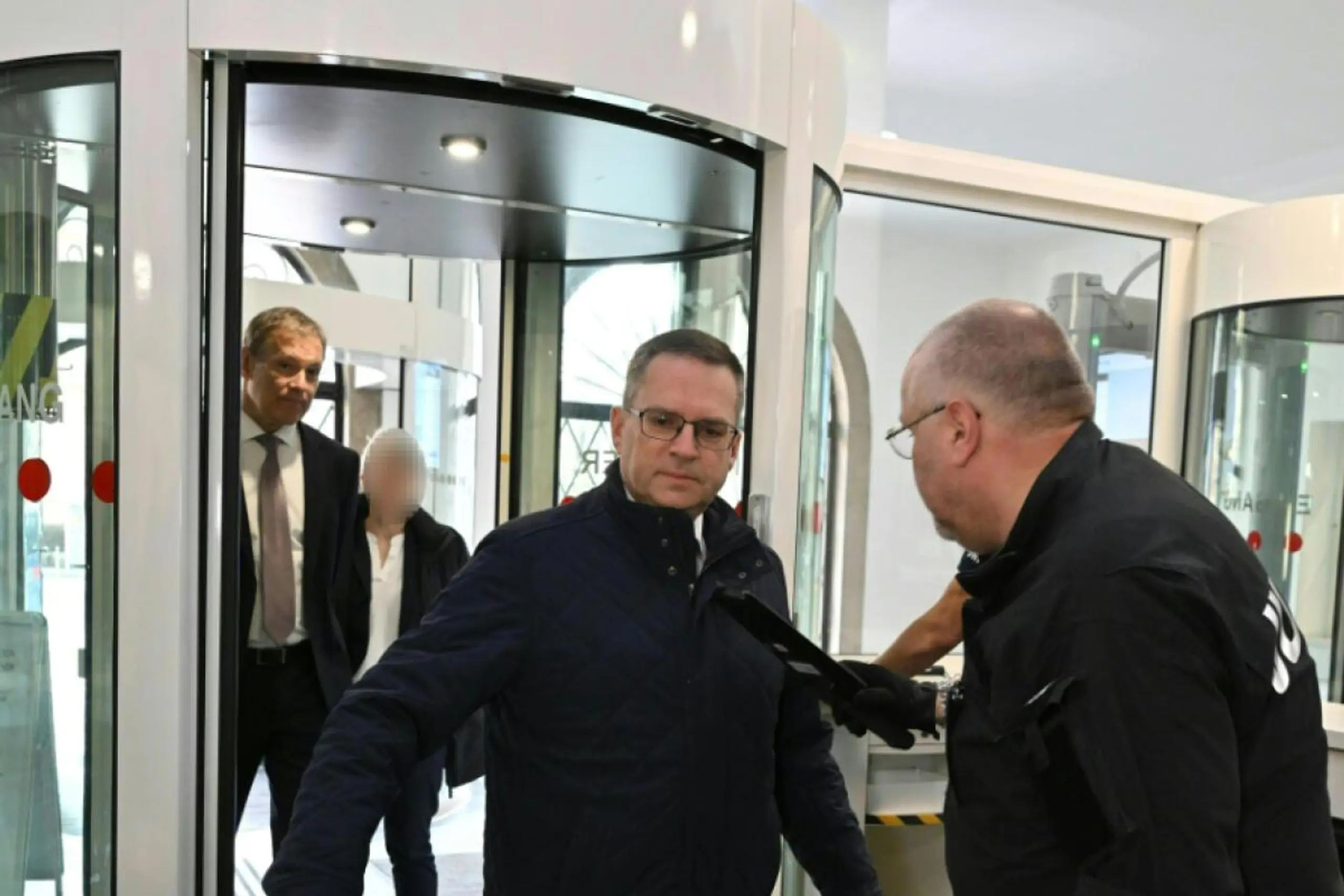 Wöginger an der Sicherheitsschleuse