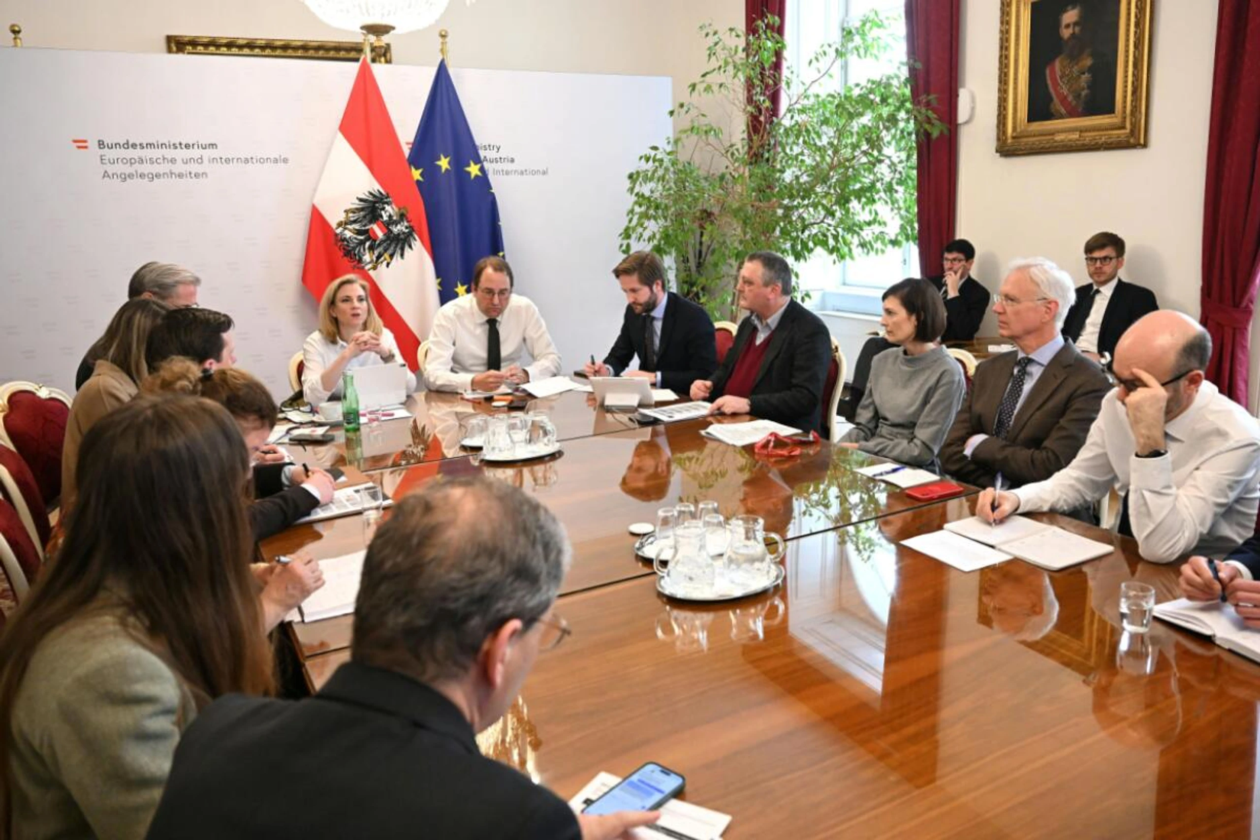 Krisensitzung unter der Leitung von Außenministerin Meinl-Reisinger