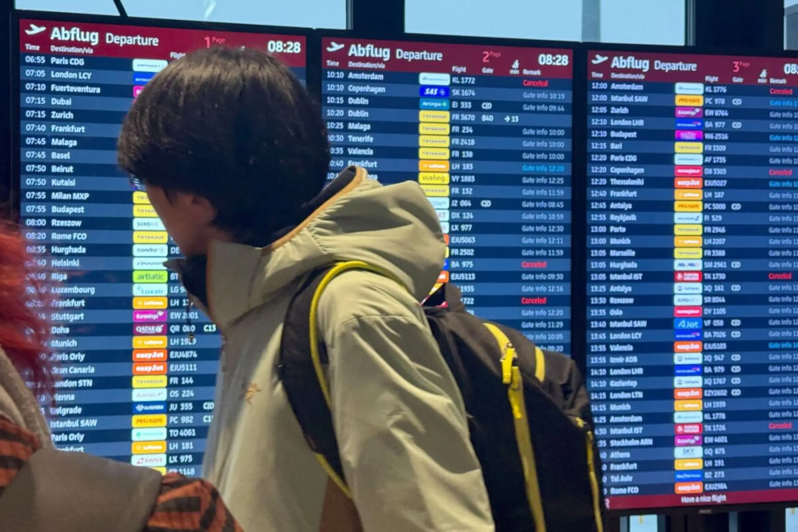 Blick auf Abflüge auf deutschem Flughafen (Symbolbild)