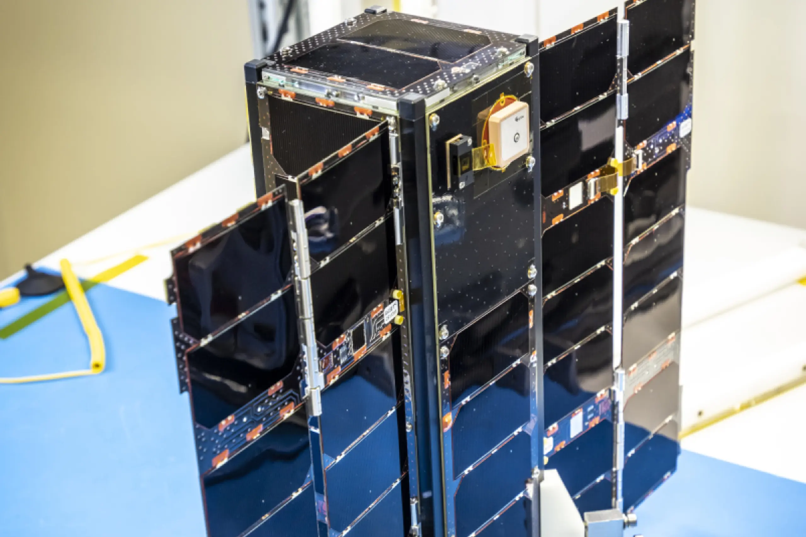 Minisatellit Pretty im Reinraum an der TU Graz