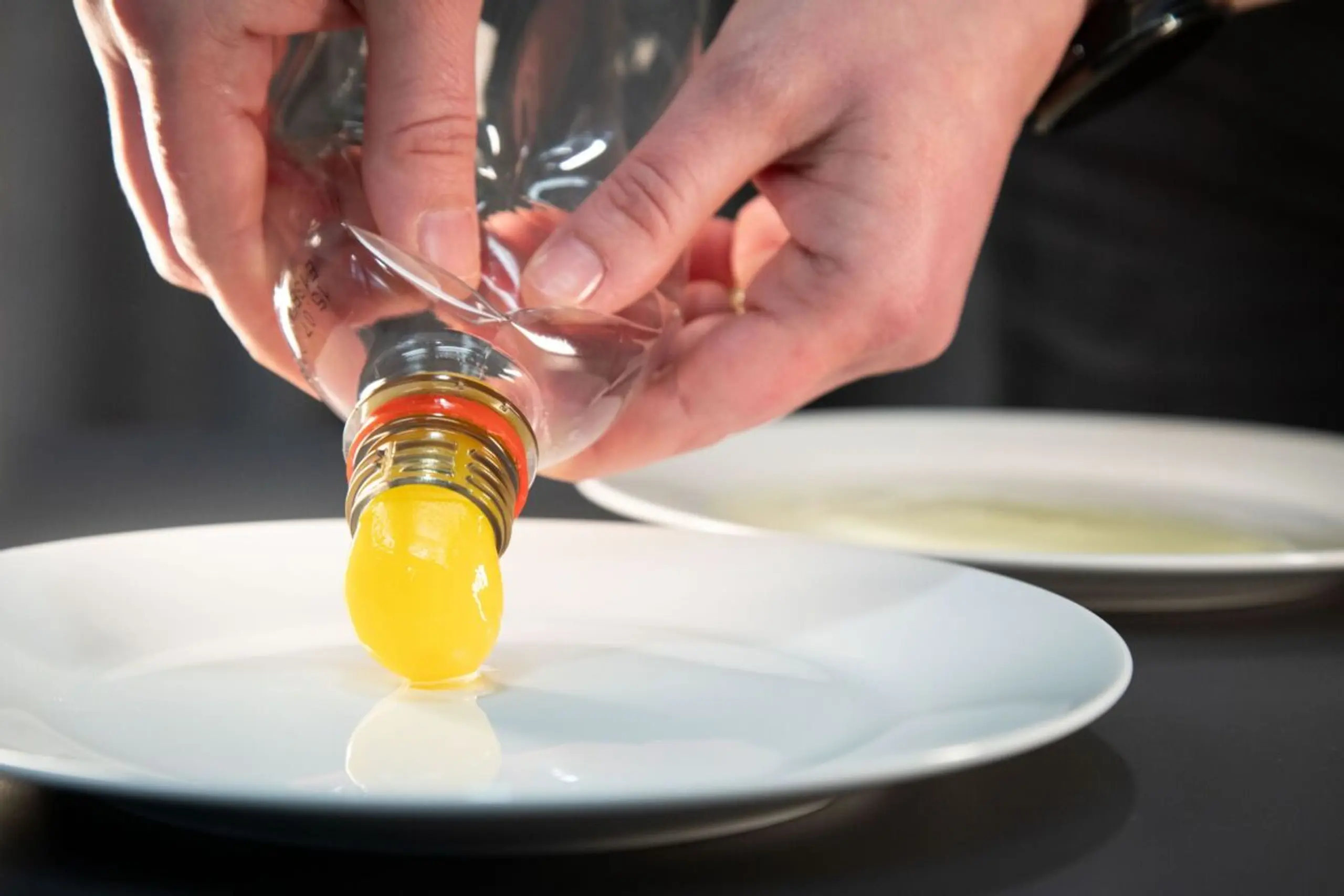 Das Eigelb auf einen separaten Teller geben