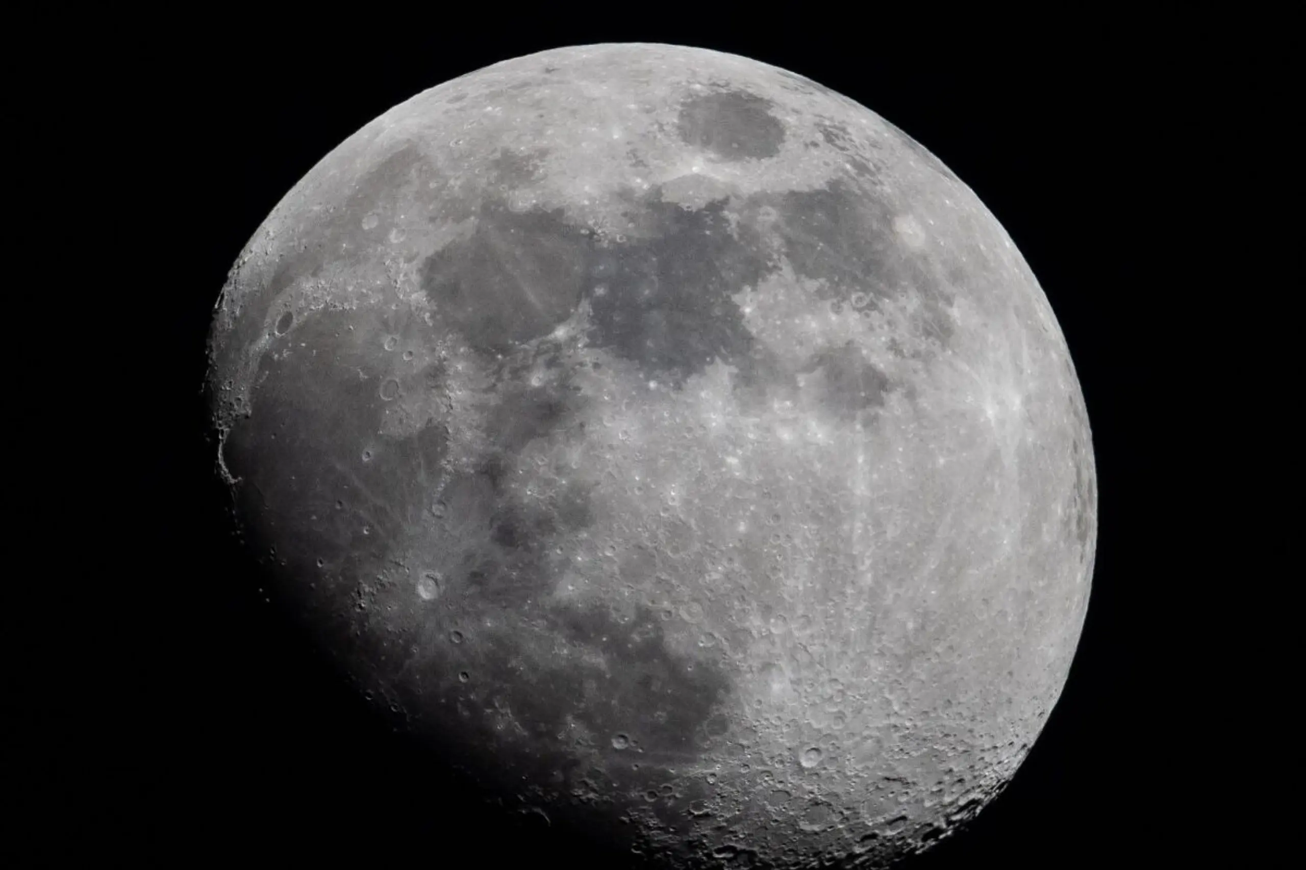 ++ ARCHIVBILD ++ Der zunehmende Mond steht am Himmel