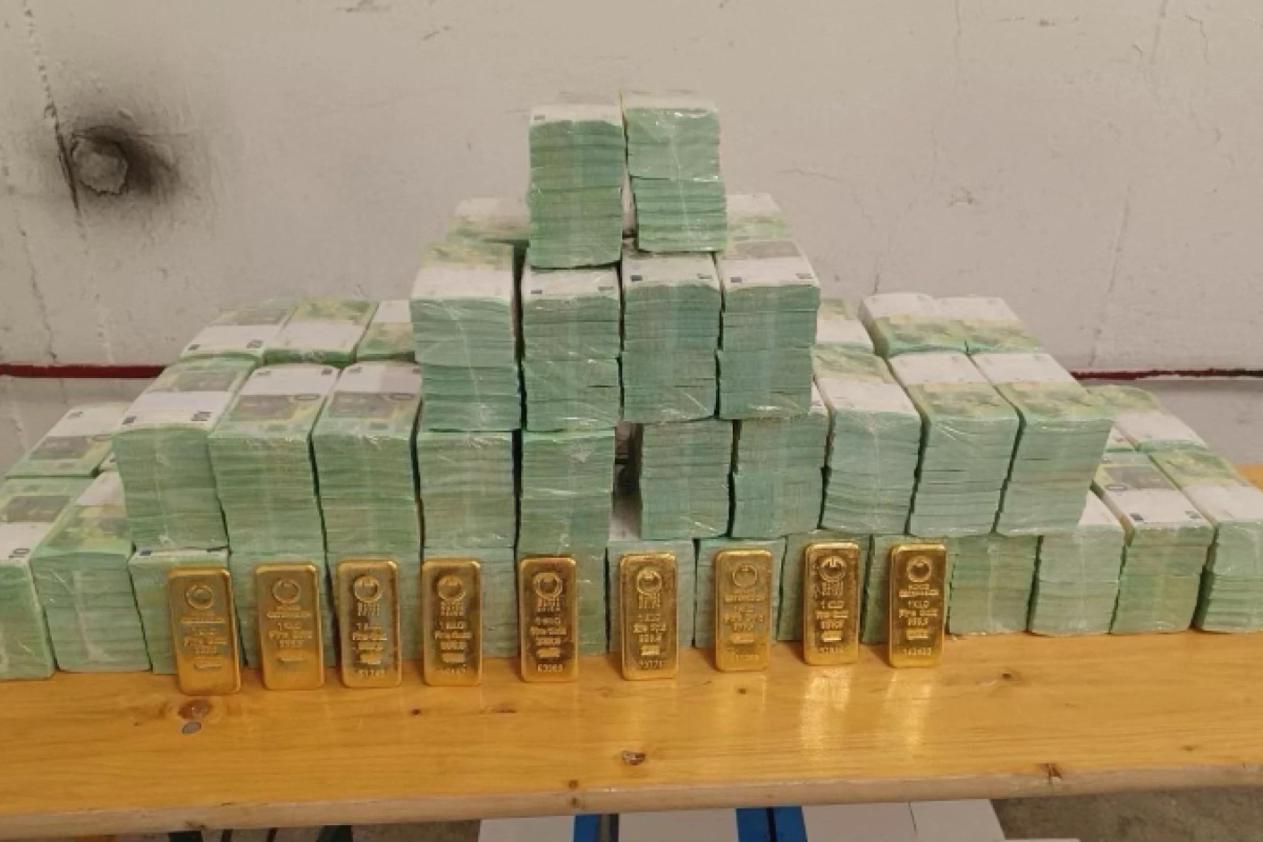 Ungarn konfiszierte Geld und Goldbarren