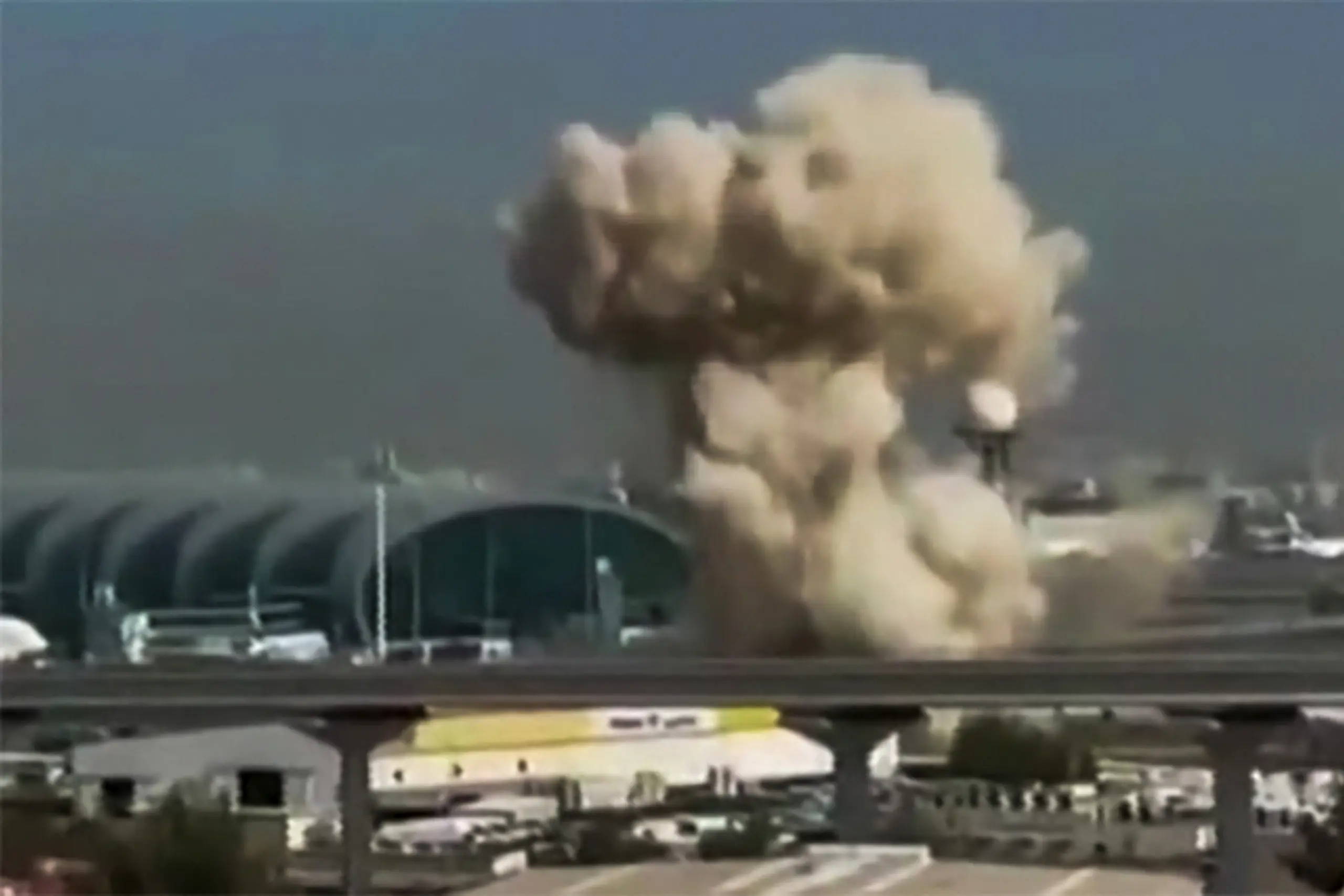 Am Flughafen Dubai stieg am Samstag Rauch auf