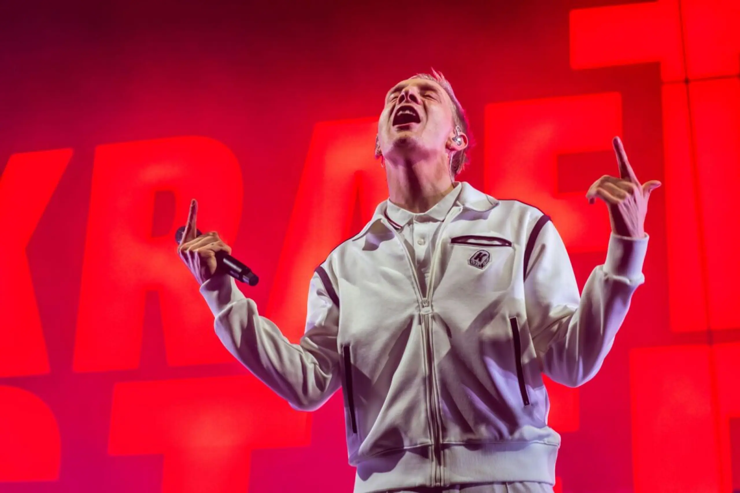 Kraftklub-Sänger Felix Brummer dirigierte das Publikum in Wien