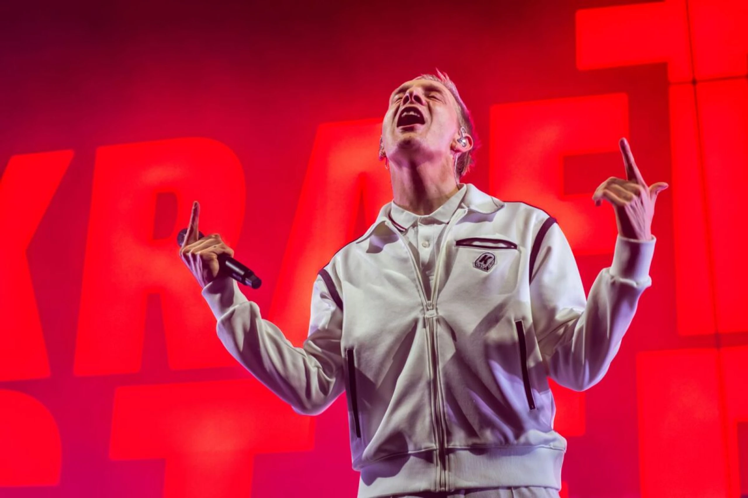 Kraftklub-Sänger Felix Brummer dirigierte das Publikum in Wien