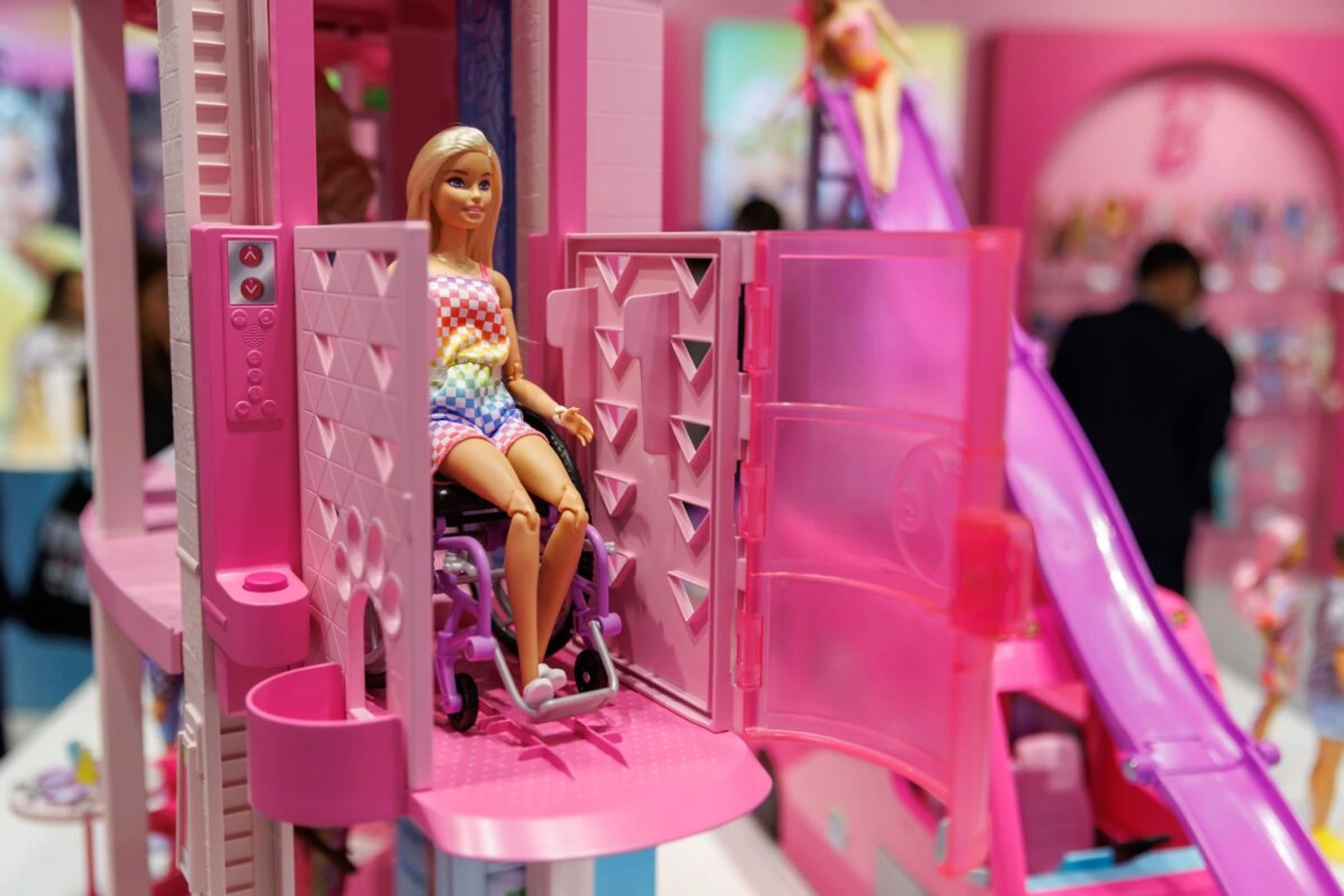 Die Frage, ob Kinder "Barbie spielen" dürfen, wird stark diskutiert