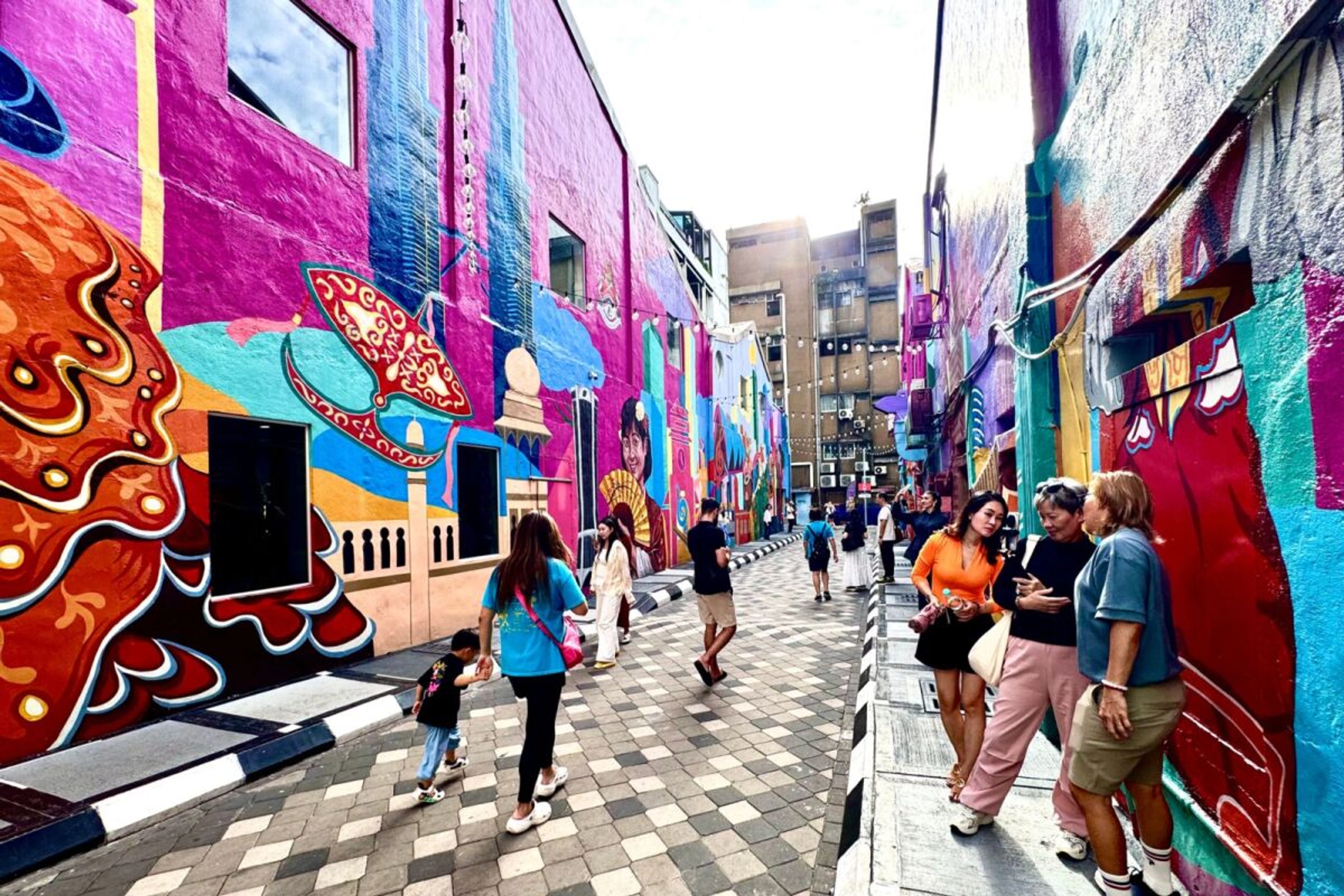 Es wird traditionelles Markttreiben mit moderner Street-Art verbunden