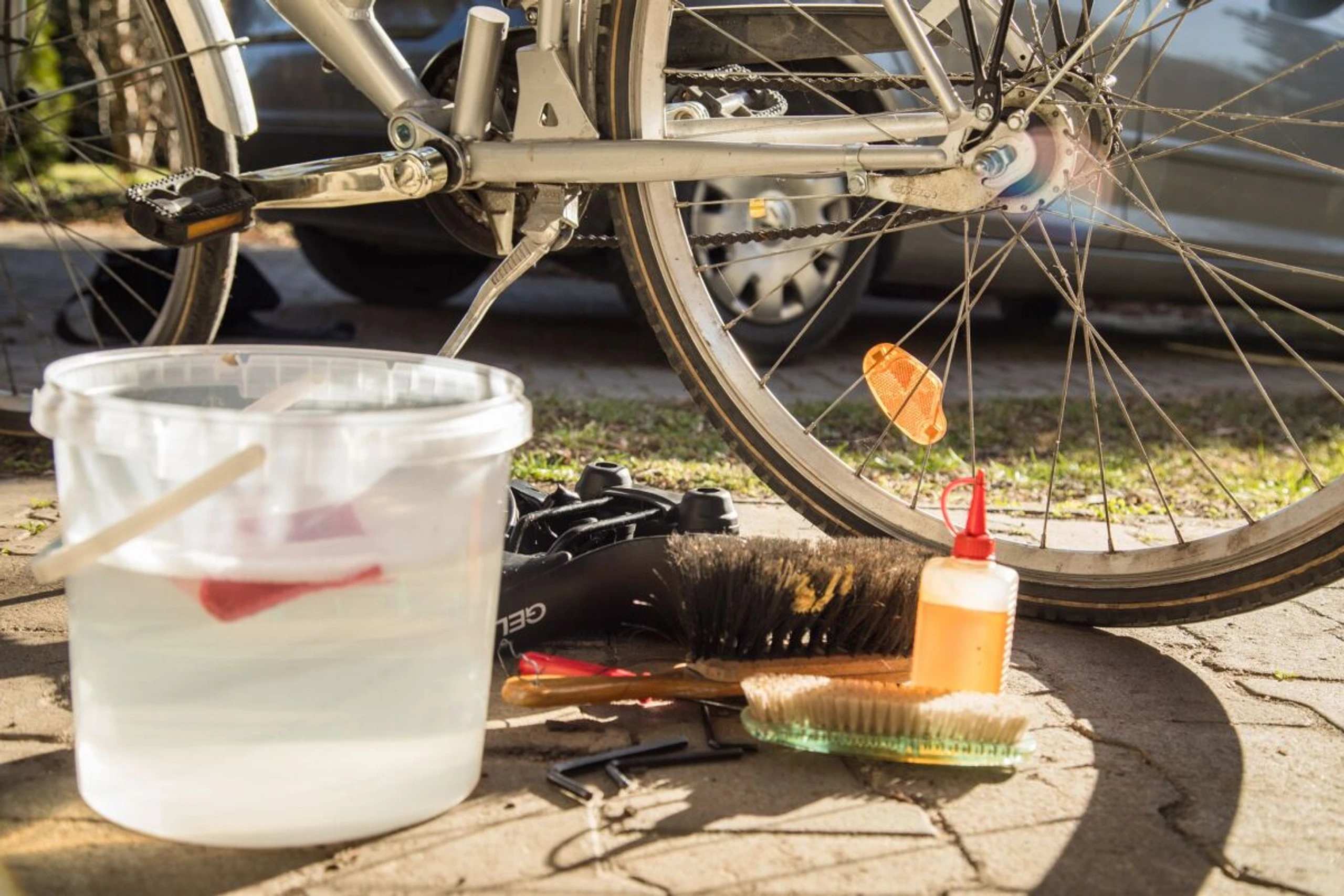 Statt mit Hochdruckreiniger wird das Rad mit Bürste und Wasser geputzt