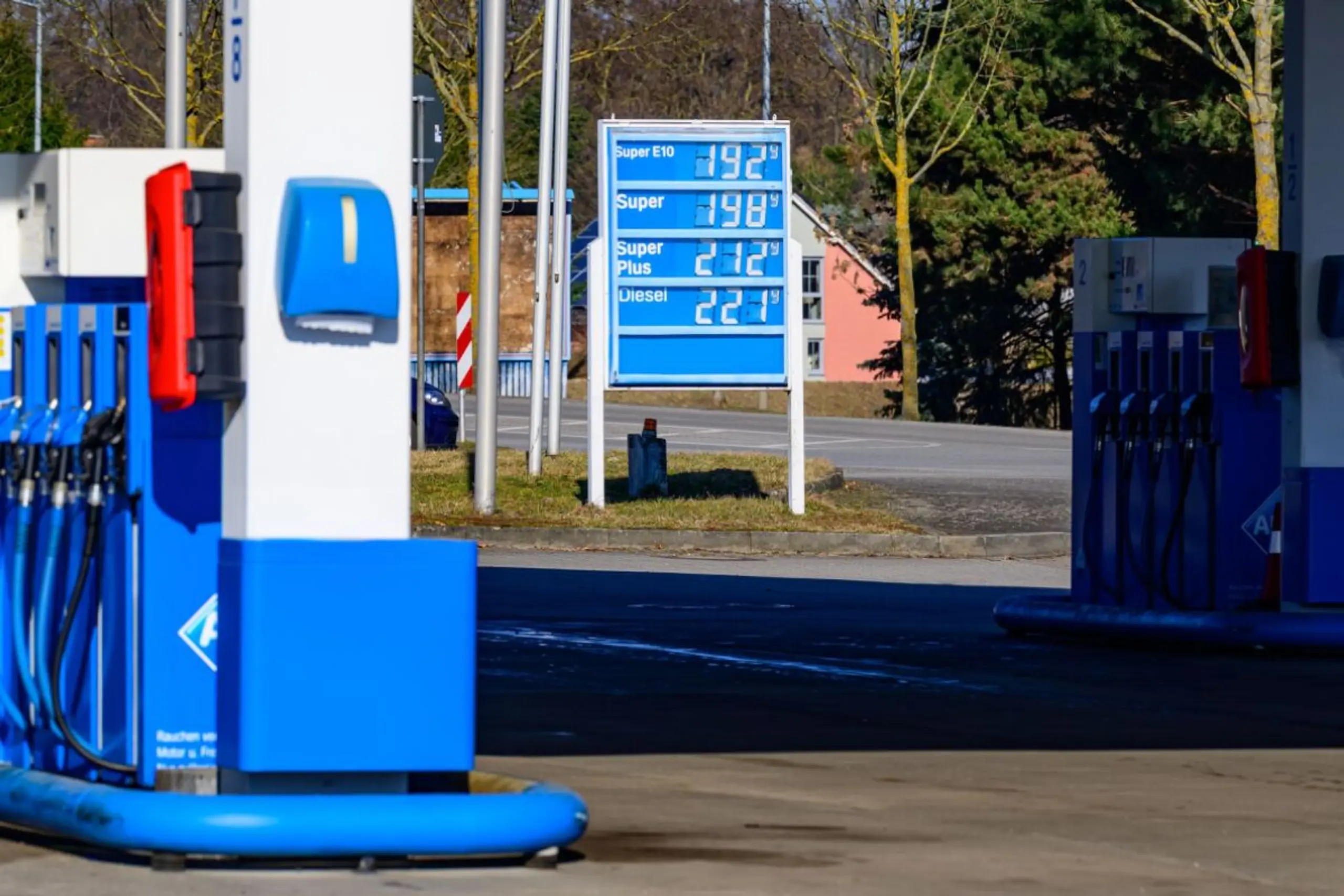 Die steigenden Spritpreise sorgen für Rufe nach Preiseingriffen