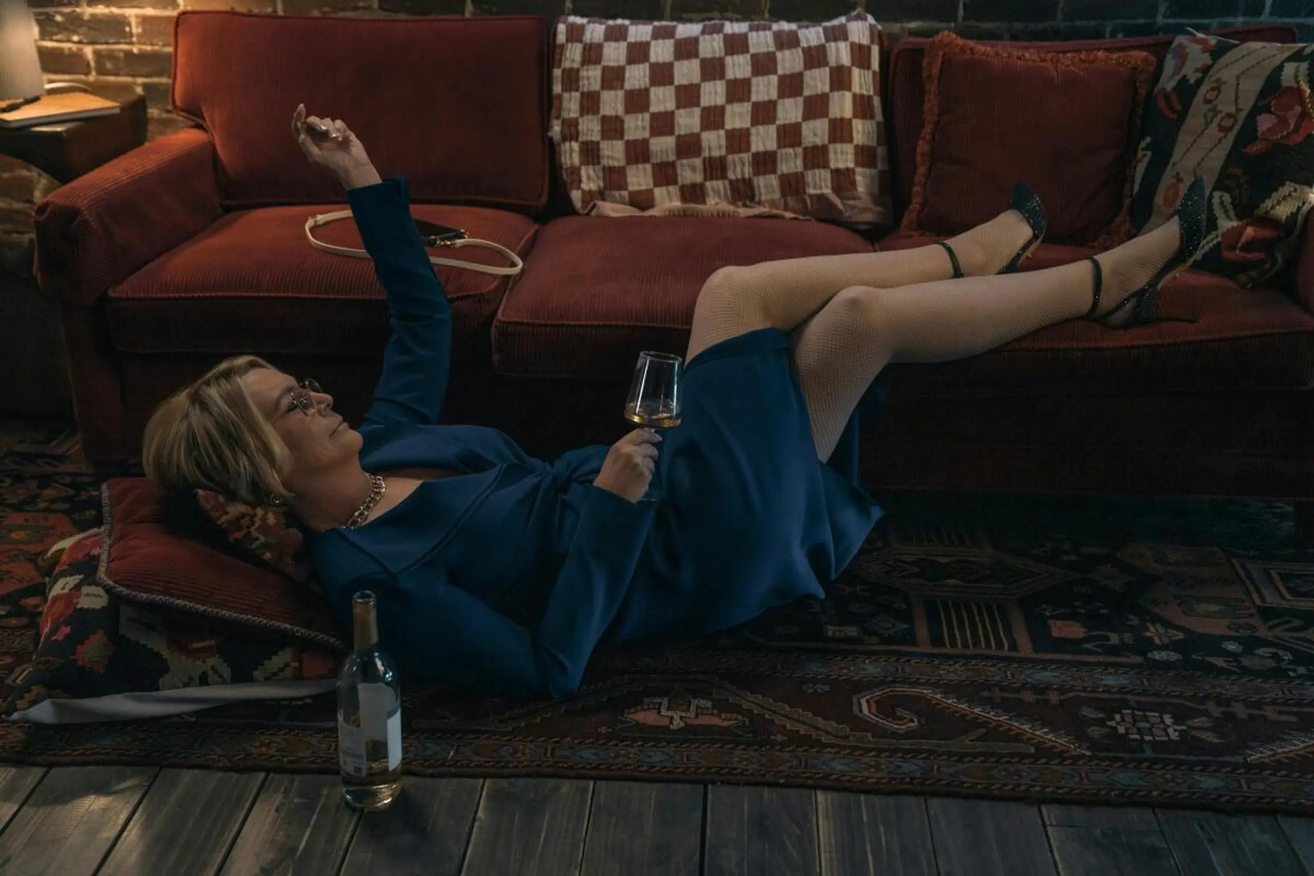 Einfach mal die Füße hochlegen: Jamie Lee Curtis in "Scarpetta"