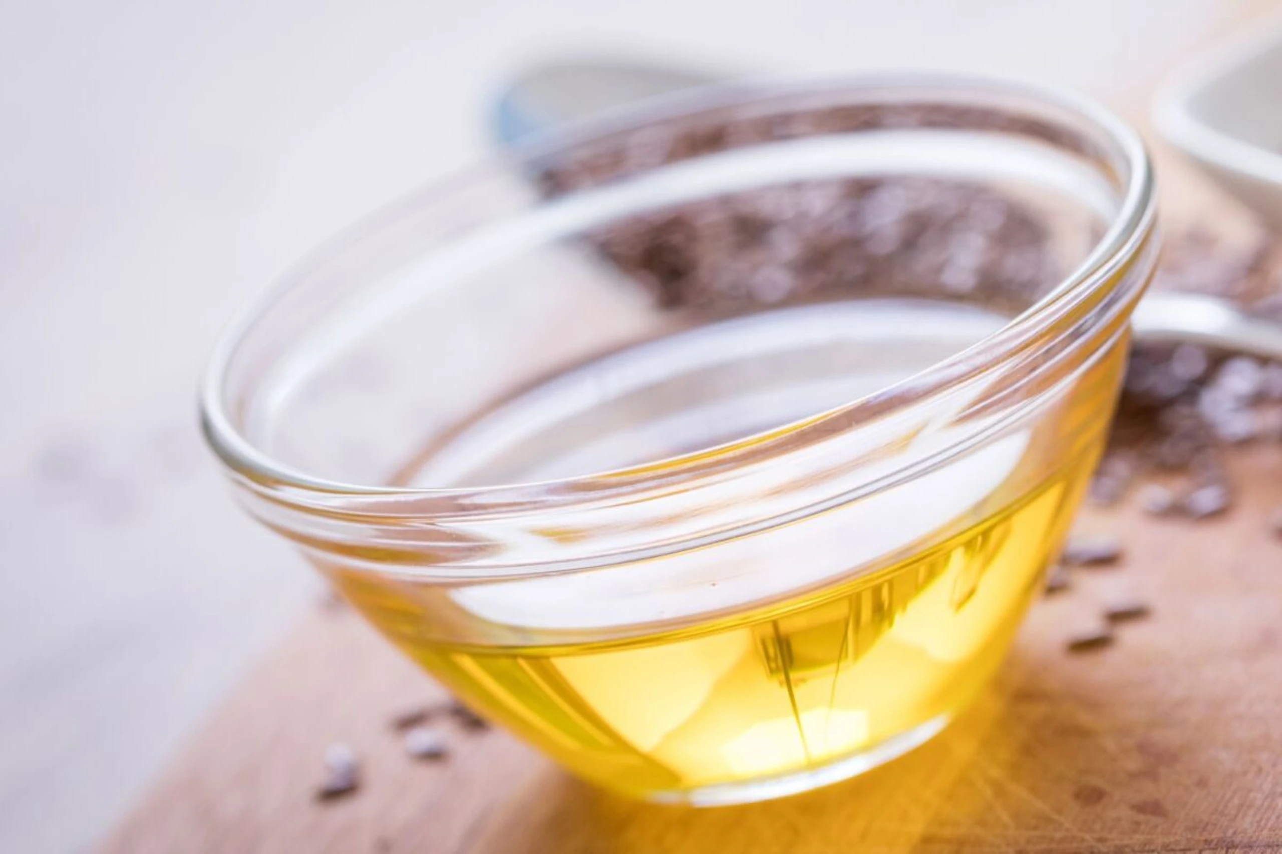 Leinöl kann mit Vorsicht zur Möbelpflege verwendet werden