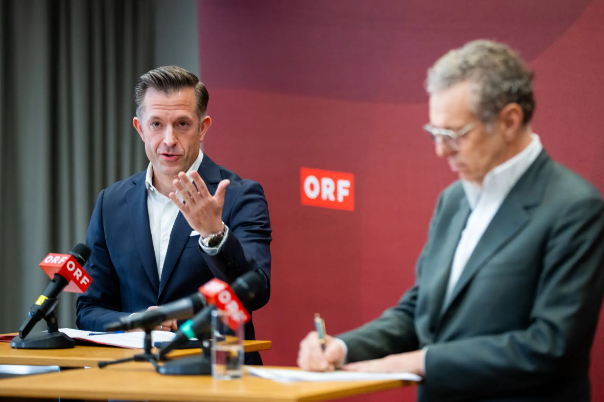 Gregor Schütze (links) und Heinz Lederer bemühen sich um Aufklärung