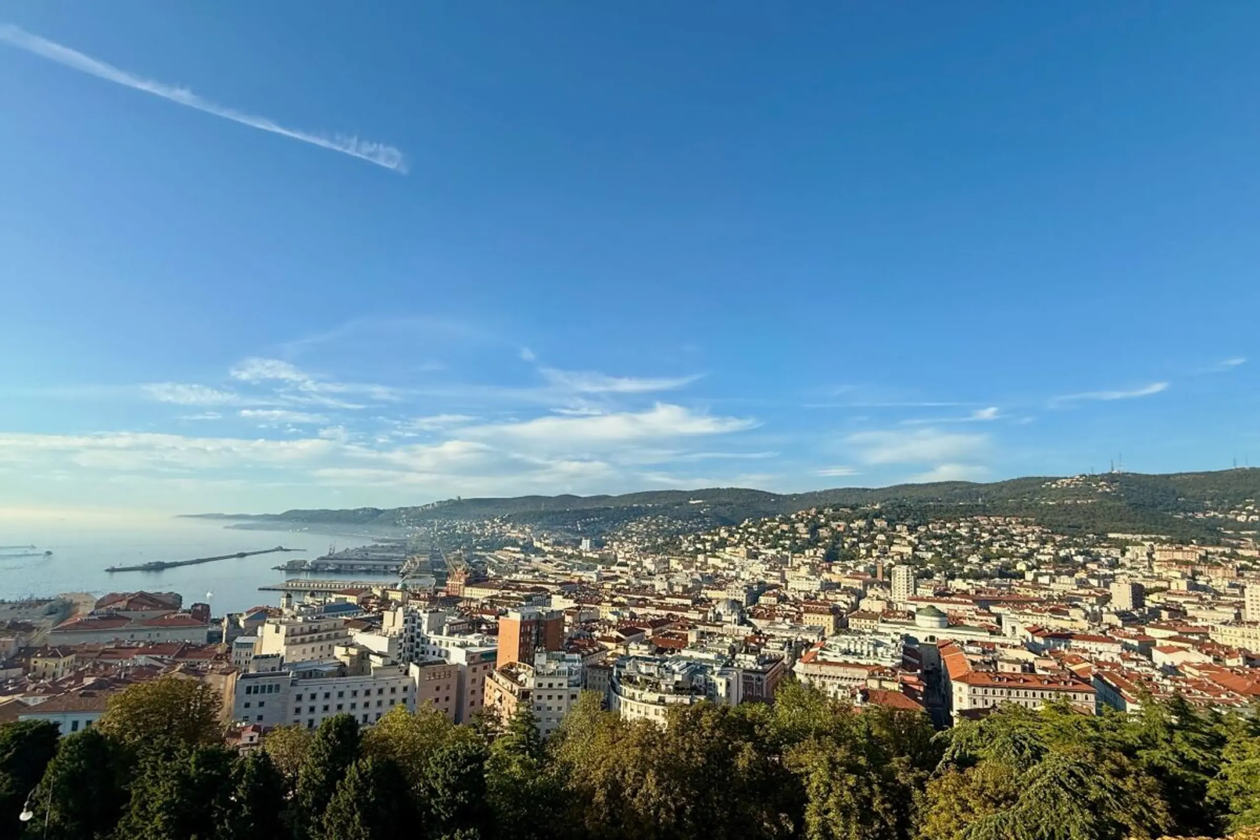 Triest liegt an der Adria, vorne das Meer, im Rücken die Berge