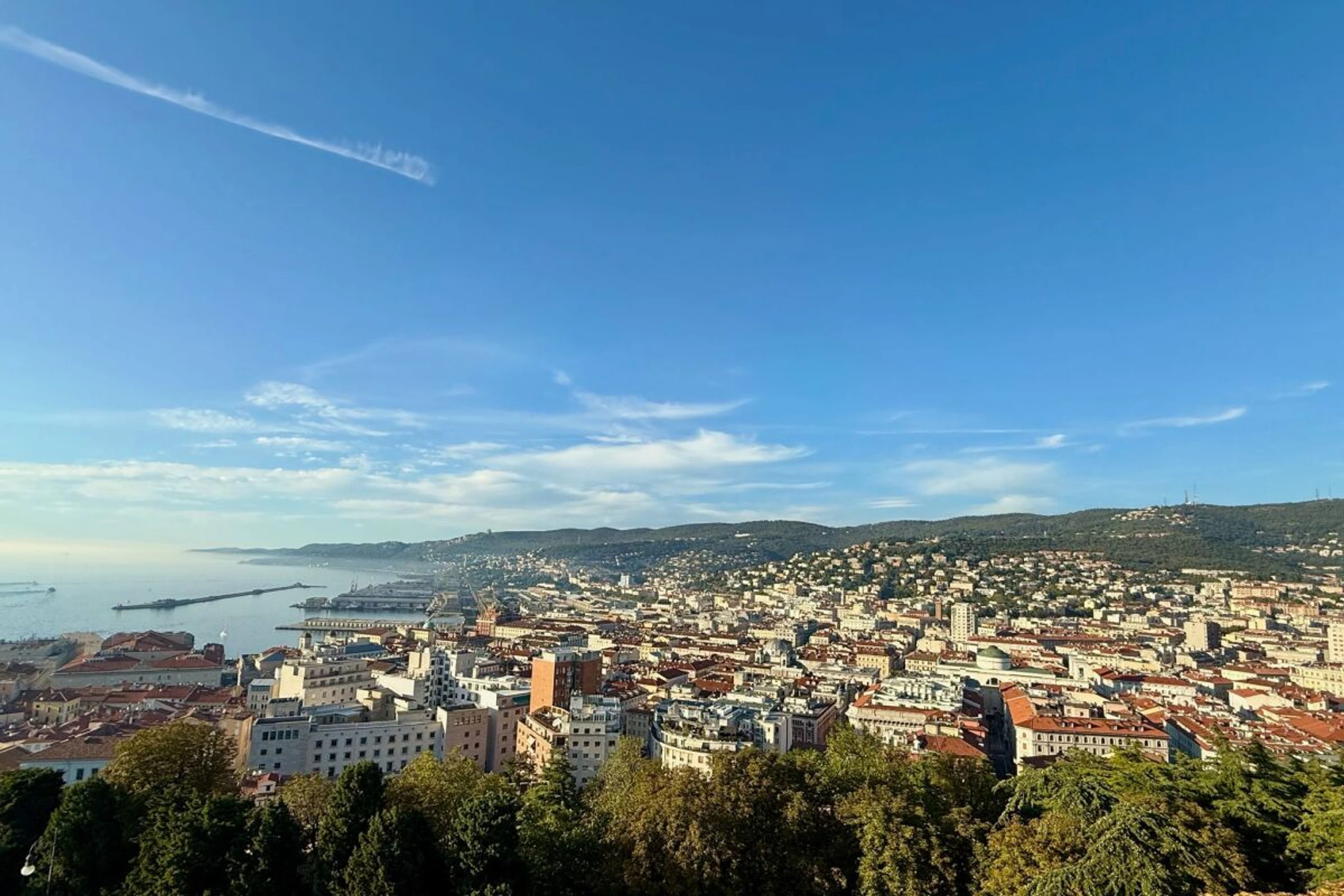 Triest liegt an der Adria, vorne das Meer, im Rücken die Berge