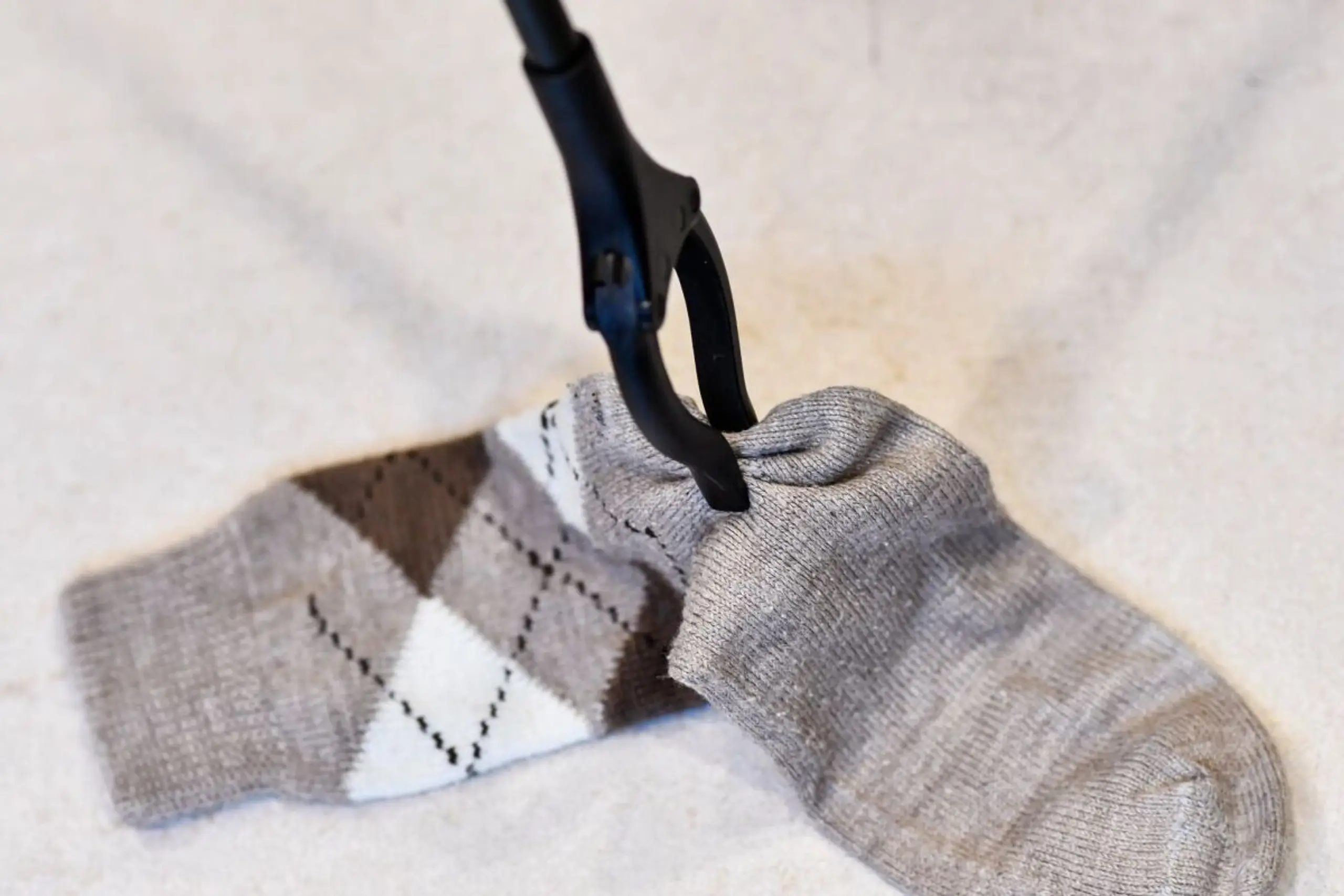 Auch kleine Helfer wie eine Greifhilfe können den Alltag erleichtern