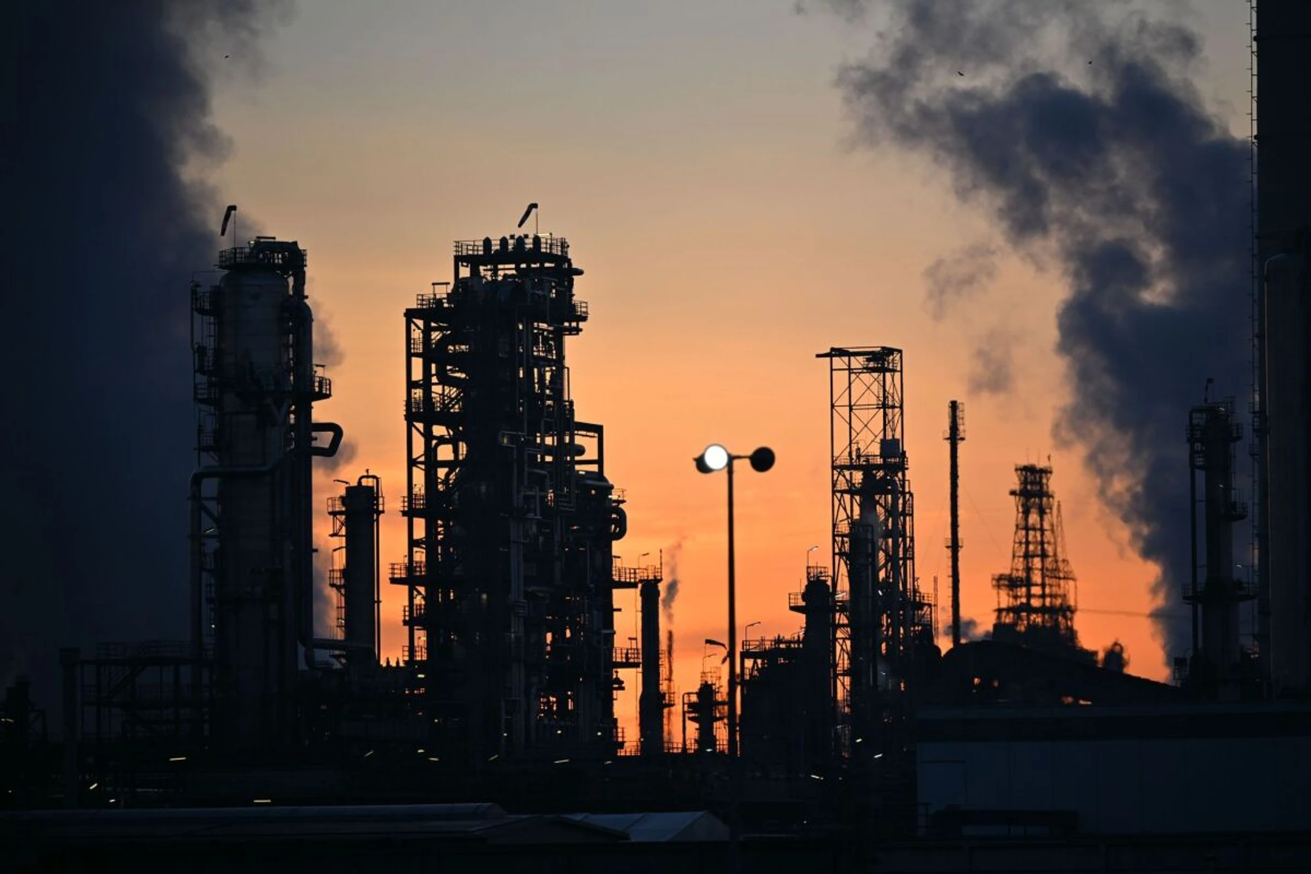 ++ ARCHIVBILD ++ Sorge vor Hormuz-Blockade hält Preise auf hohem Niveau