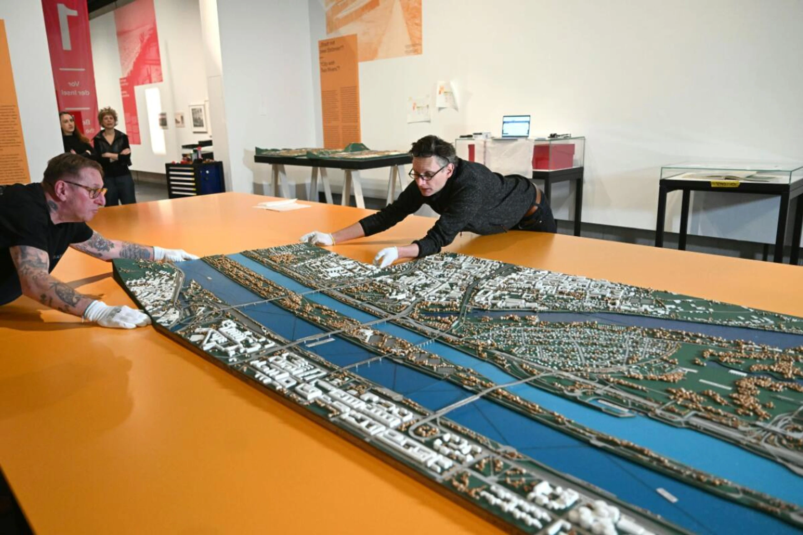 Das rund elf Meter lange Modell wird derzeit aufgebaut