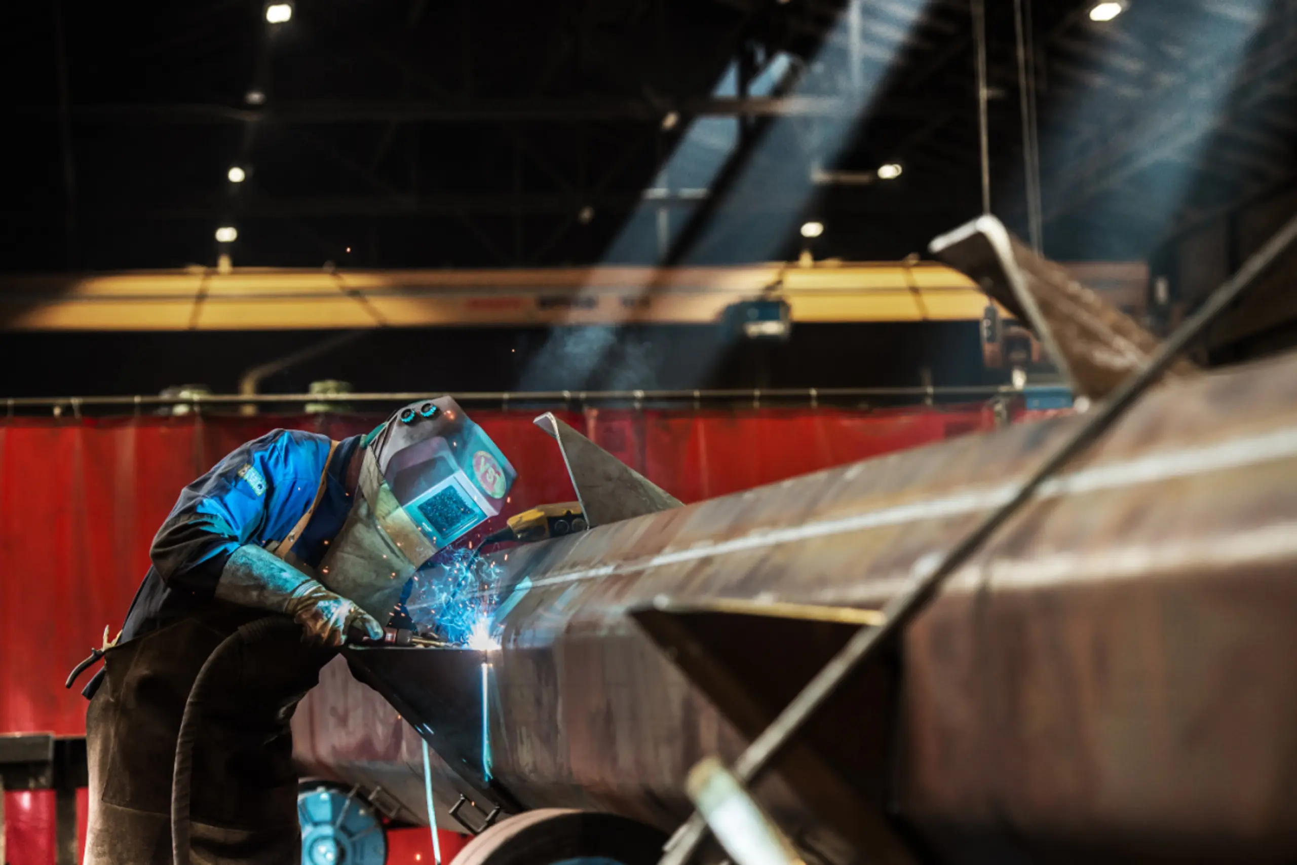 Metall-Bauteil in Bearbeitung (Symbolbild)