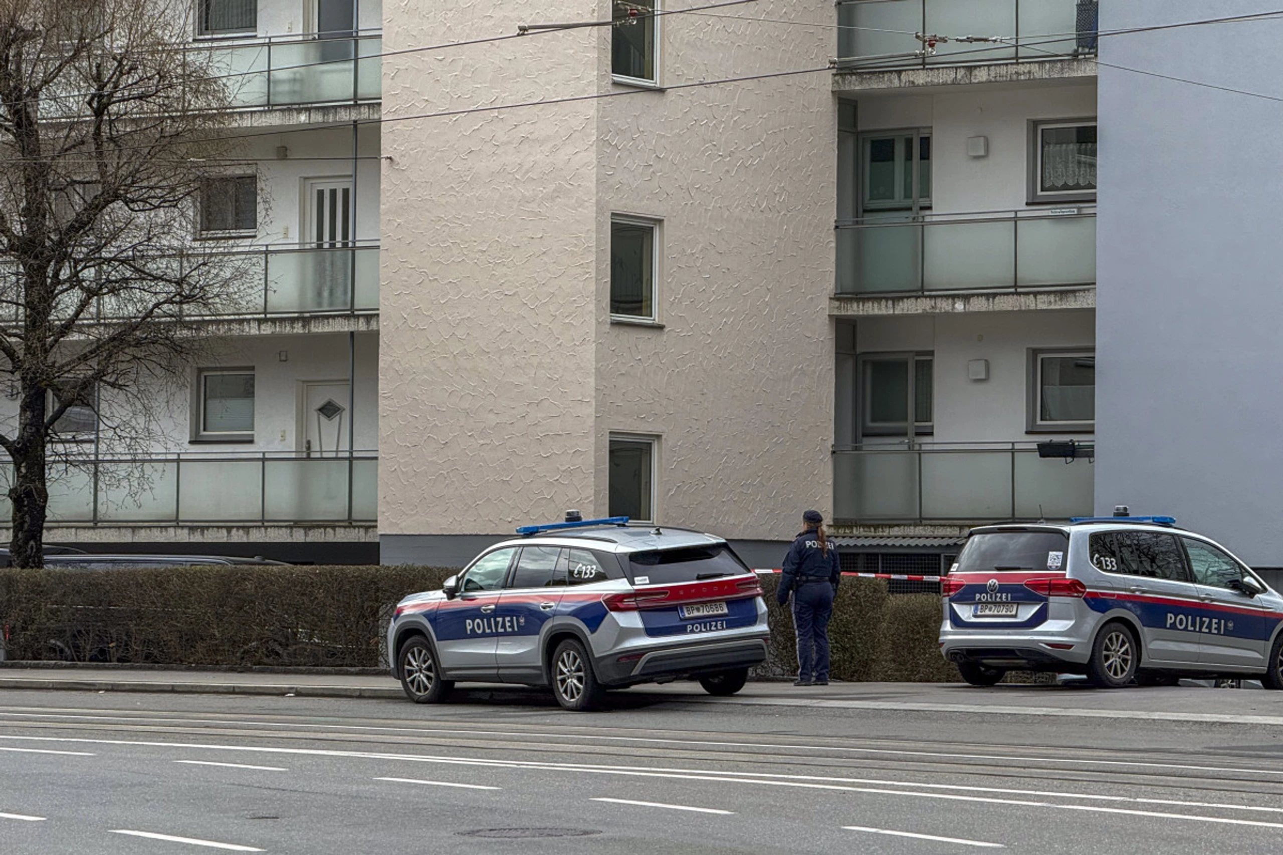 Ein Mann soll in einem Mehrparteienhaus seine Frau getötet haben