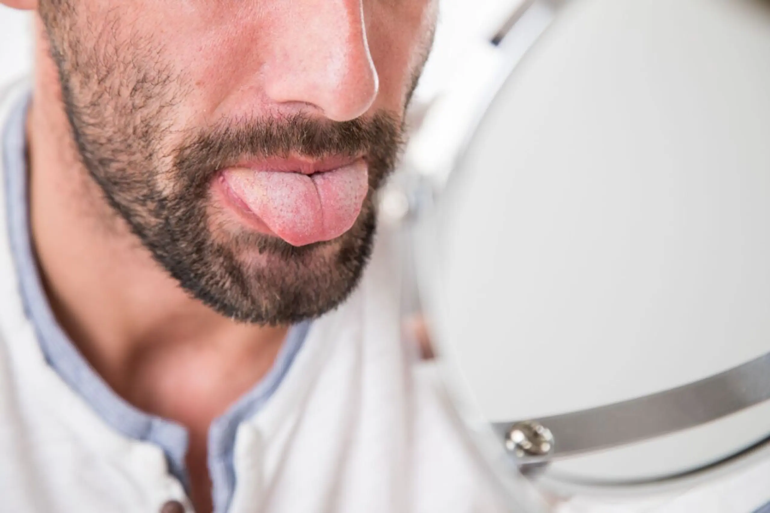 Gründliches Zähneputzen und Zungenreinigung verhindert Mundsoor