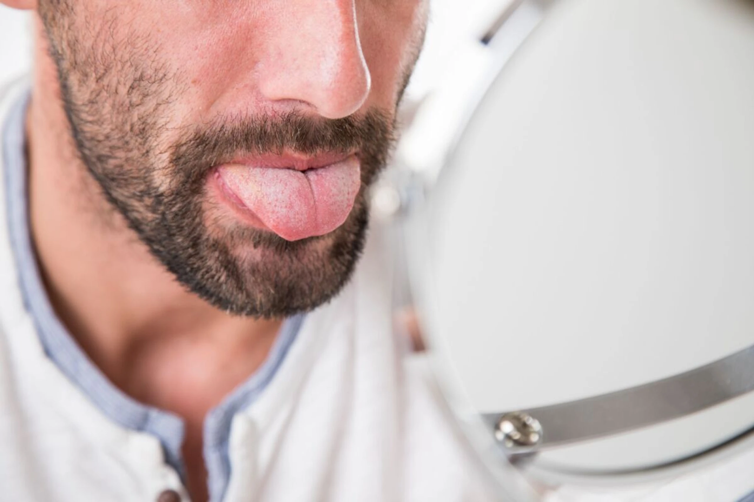 Gründliches Zähneputzen und Zungenreinigung verhindert Mundsoor