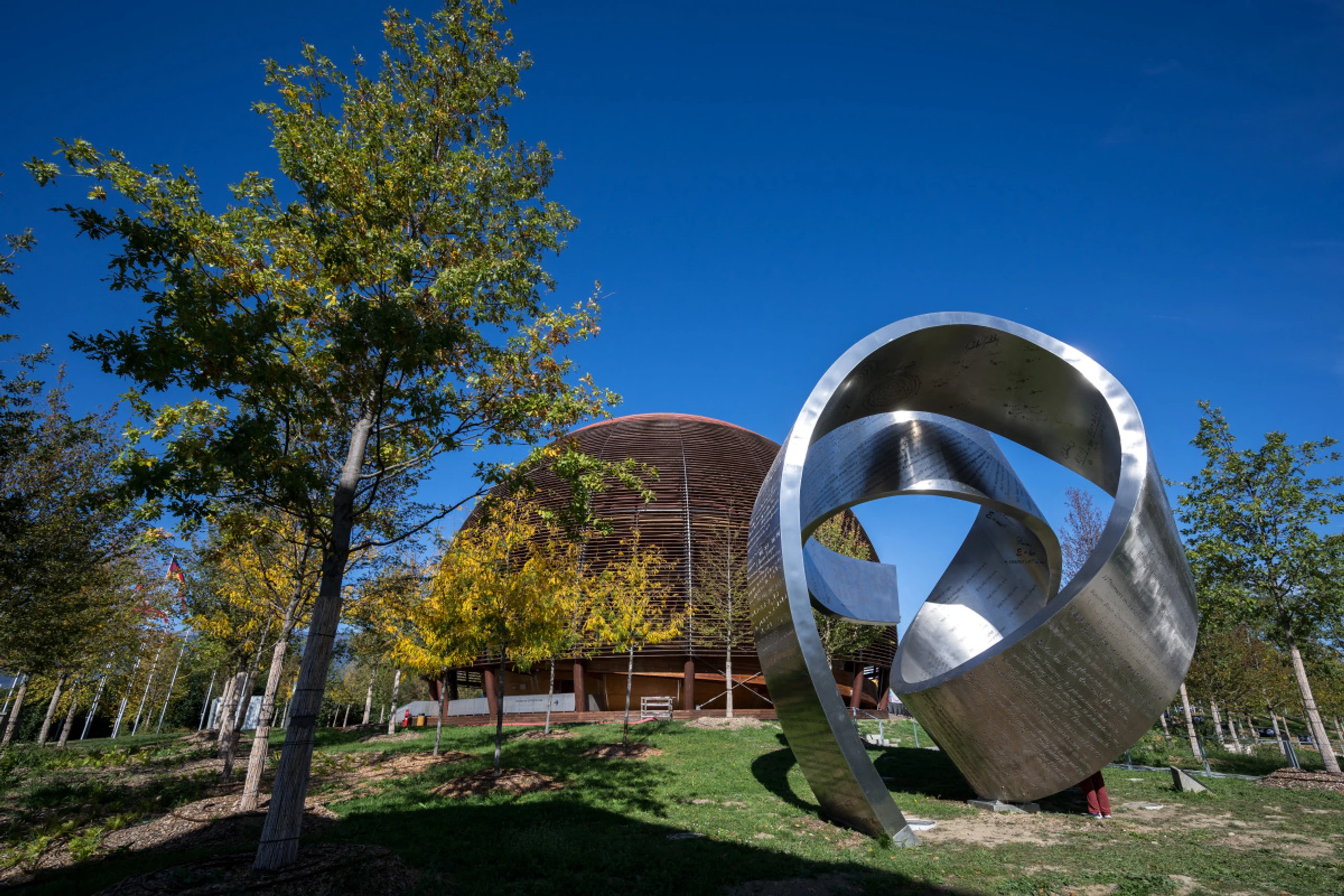Blick auf das CERN-Gebäude in Meyrin