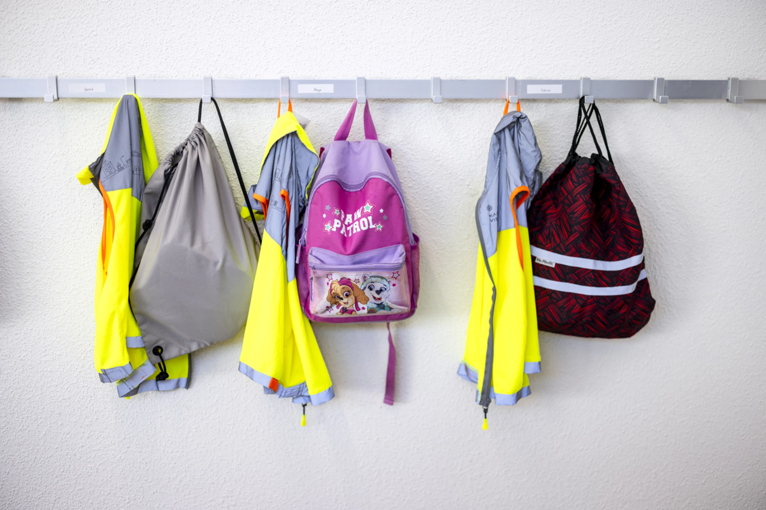 Kinder und ihre Eltern hängen oft in der Warteschleife