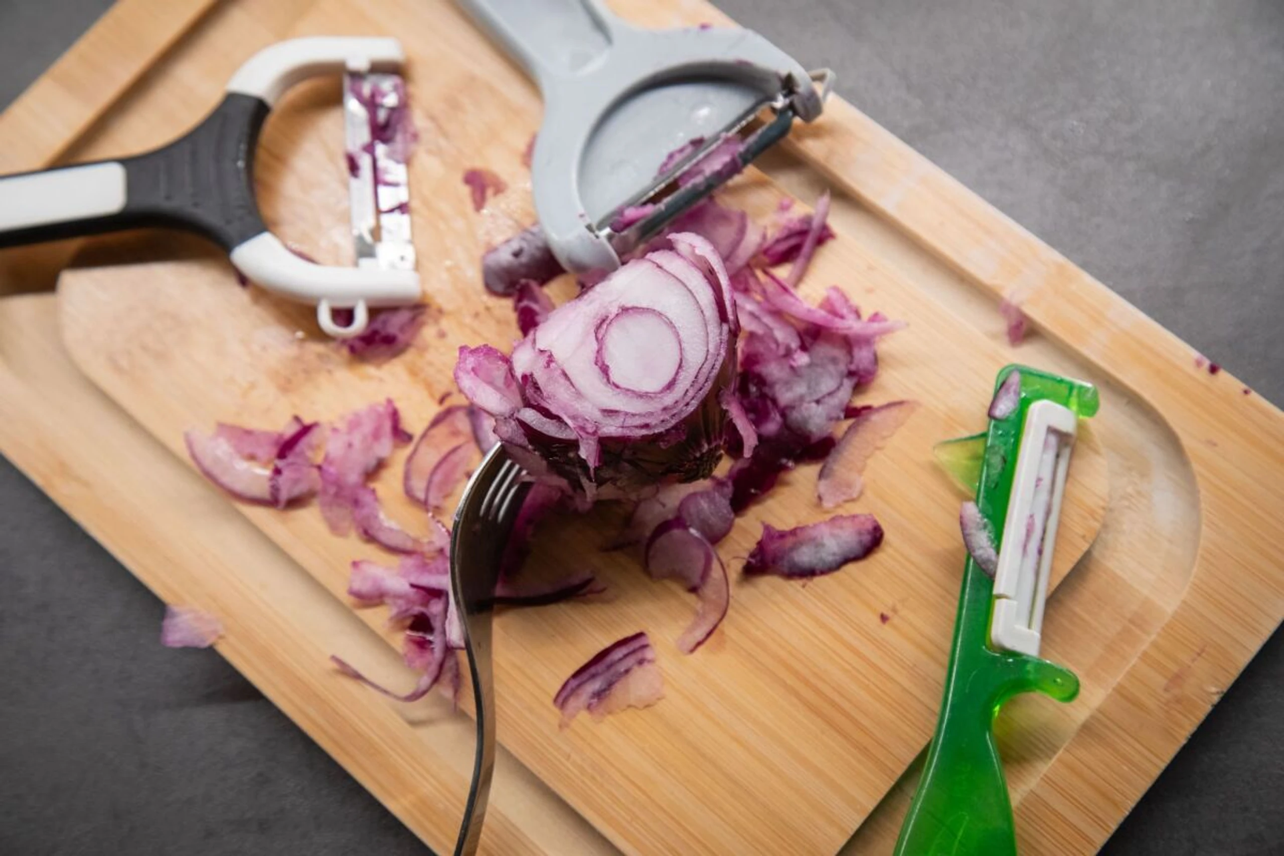 Fazit: Mit keinem Schäler kann man die Zwiebel in Streifen schneiden