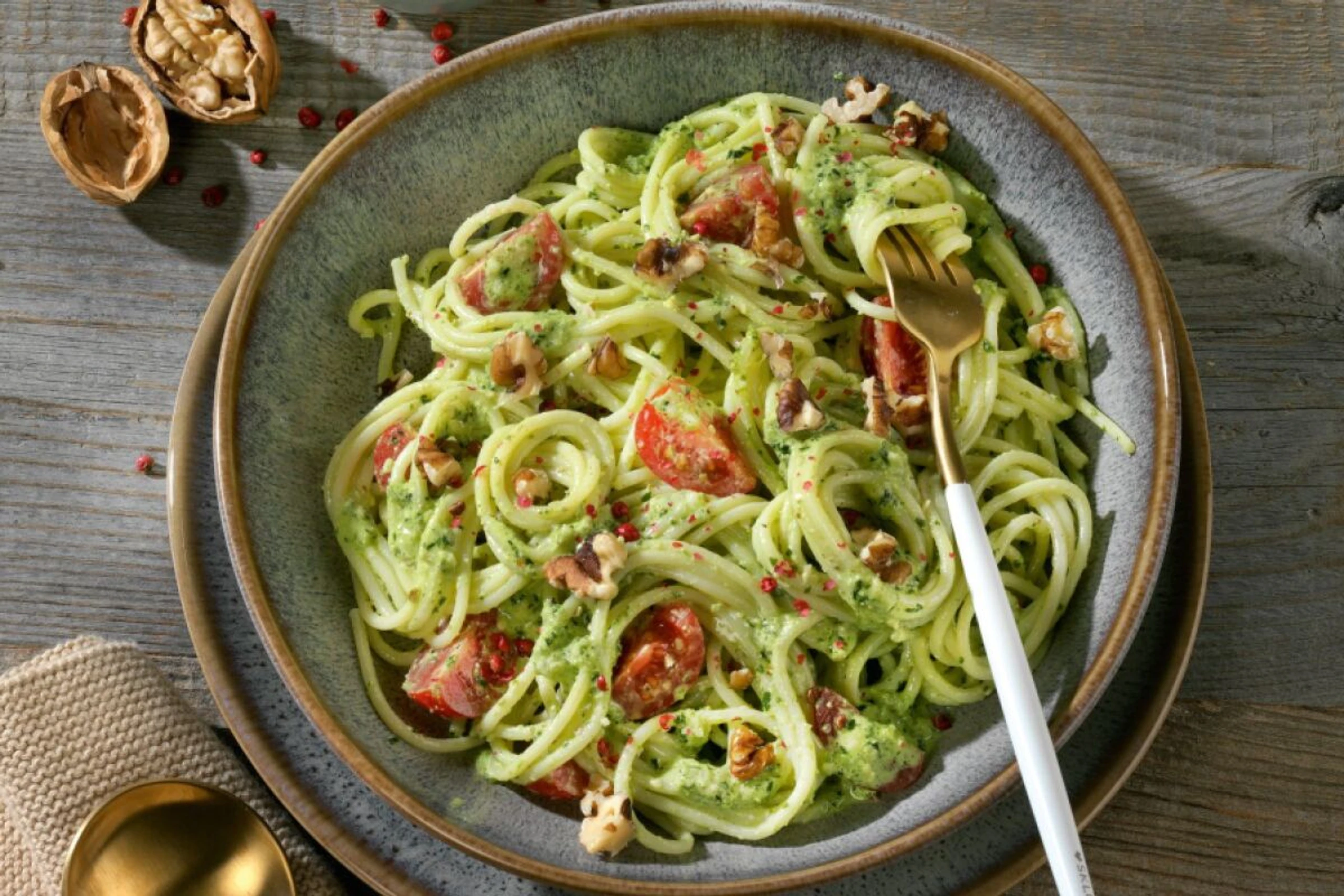 Dieser Nudelsalat wird aus dem dünneren Bruder der Spaghetti gemacht
