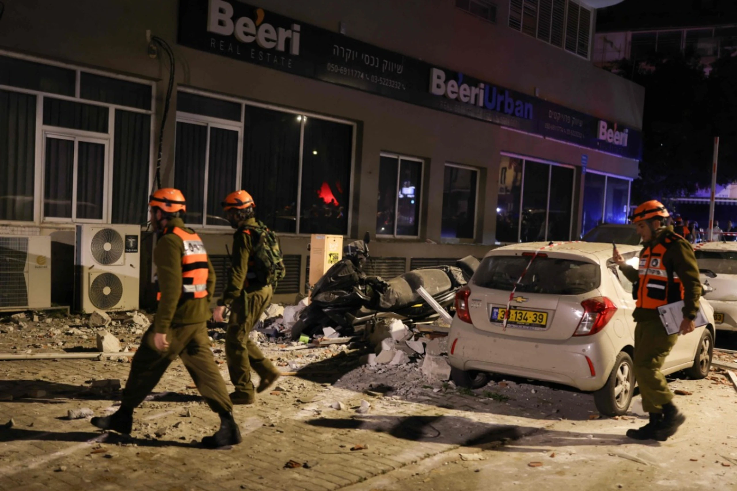 Zerstörungen am Ort des Raketeneinschlags in Ramat Gan nahe Tel Aviv