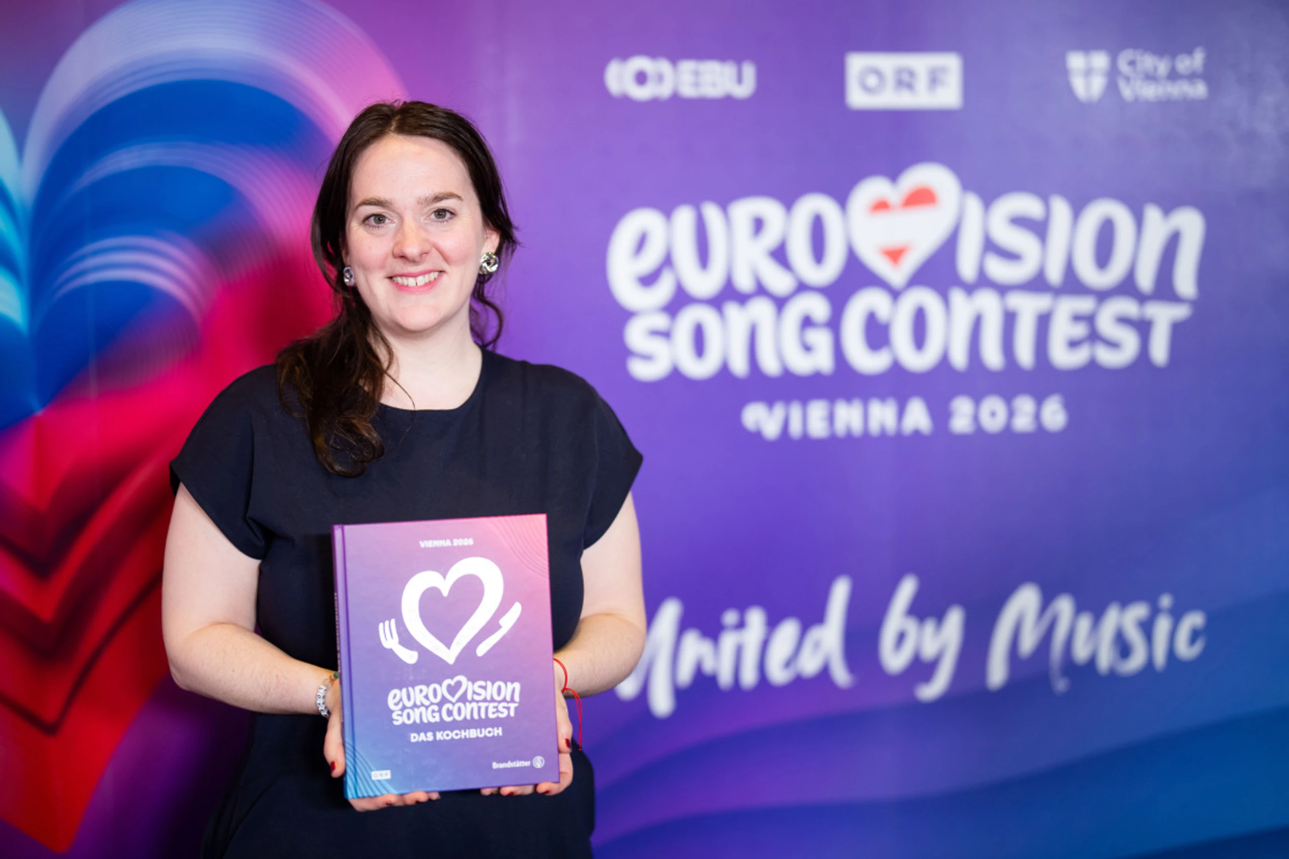 Die stolze Autorin mit ihrem Werk