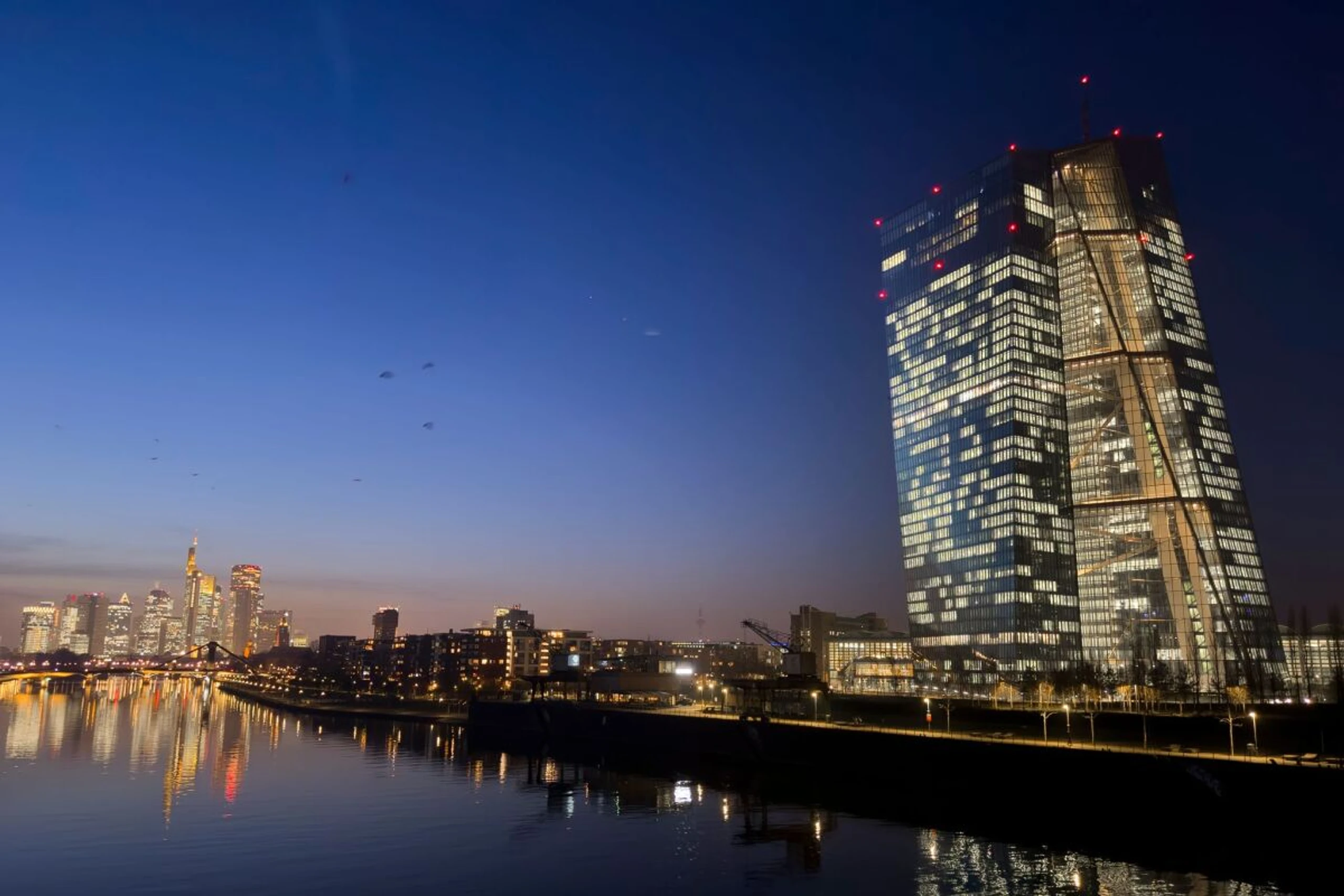 ++ ARCHIVBILD ++ EZB will zu späte Reaktion verhindern